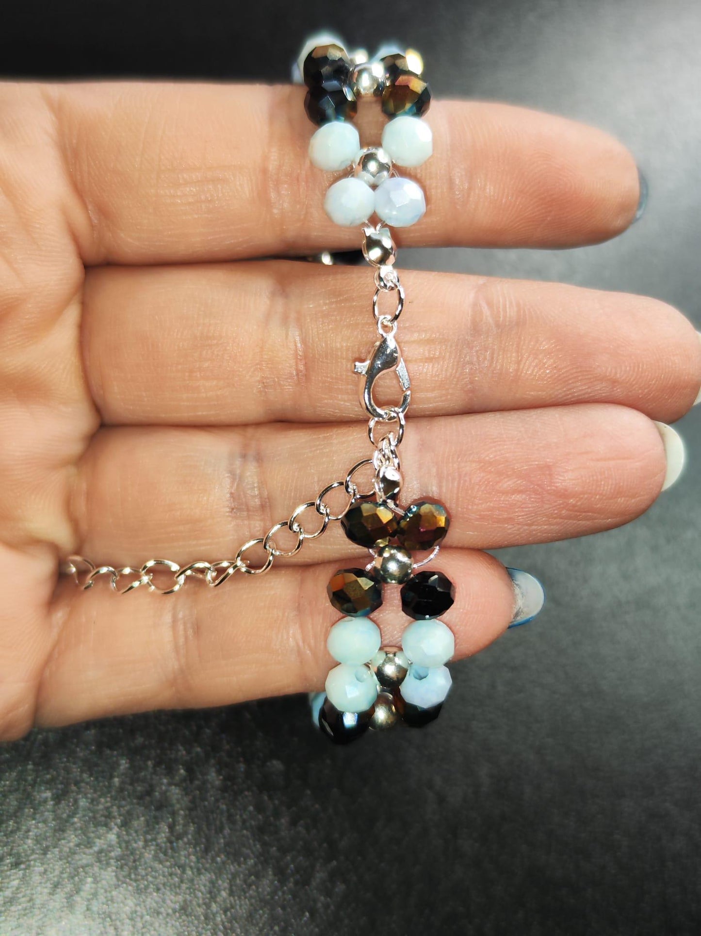 Handgemachtes Armband mit babyblauen & schwarz-bronze schimmernden Glasperlen