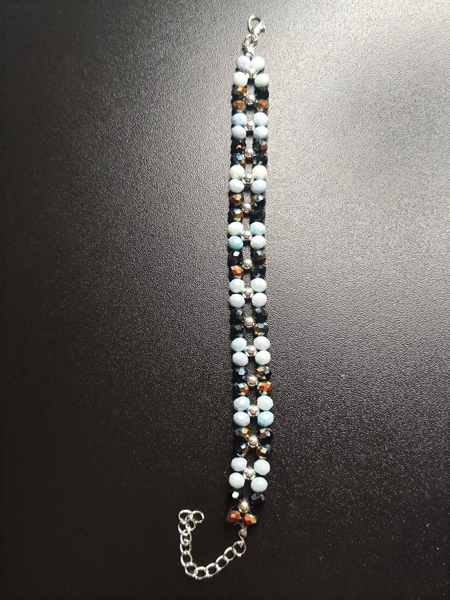 Handgemachtes Armband mit babyblauen & schwarz-bronze schimmernden Glasperlen