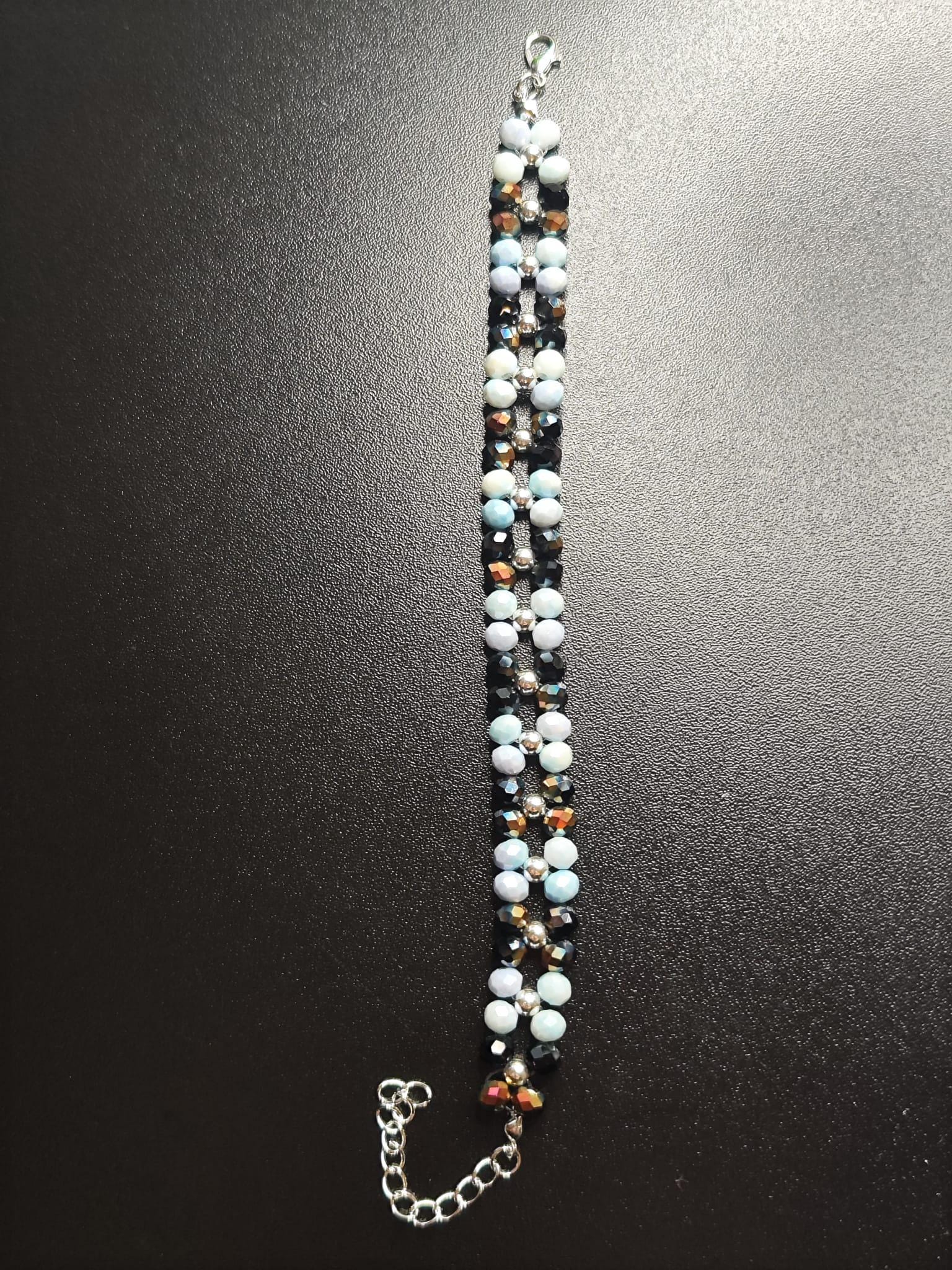 Handgemachtes Armband mit babyblauen & schwarz-bronze schimmernden Glasperlen