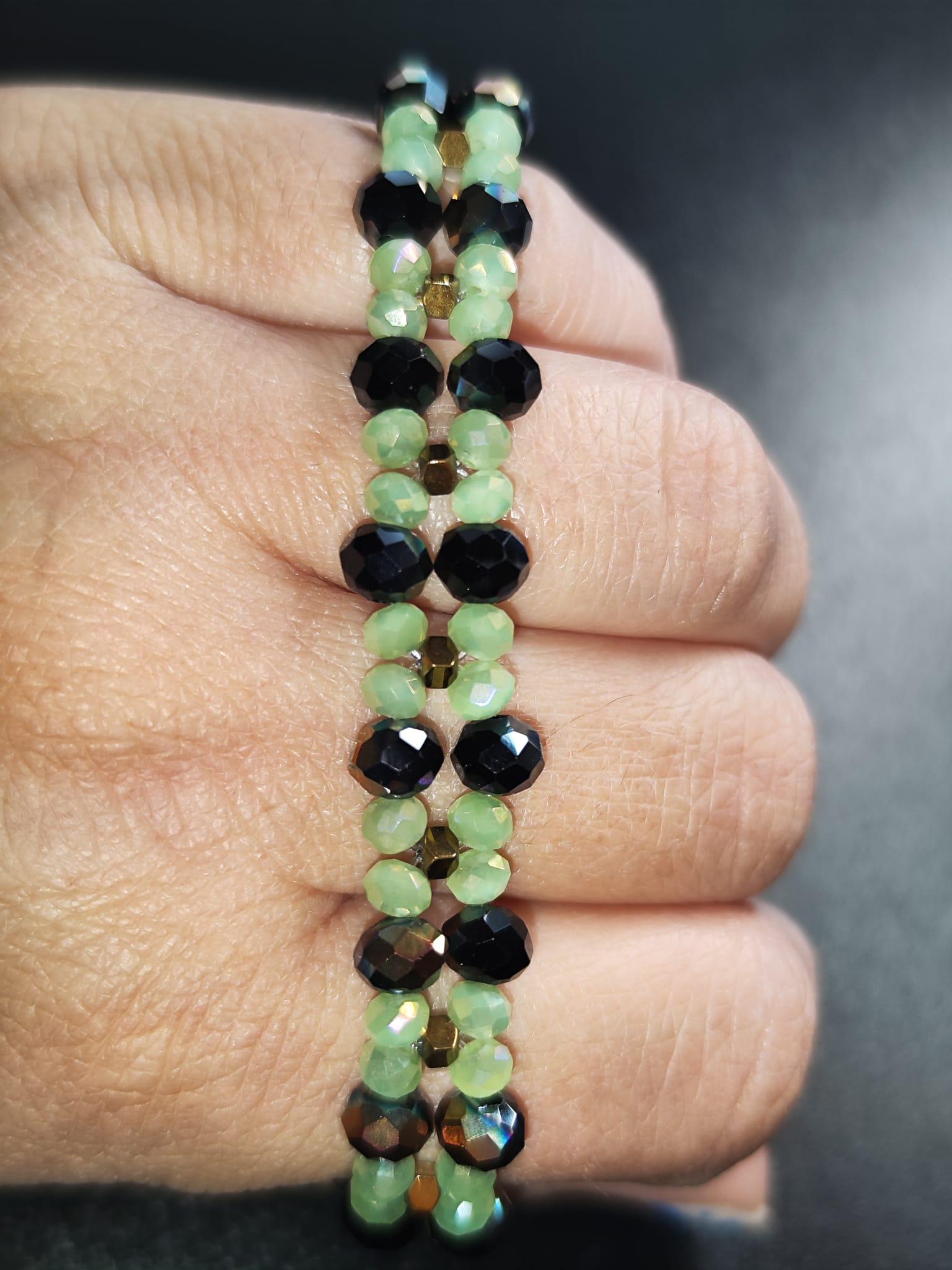 Handgemachtes Armband mit hellgrünen & schwarz-bronze schimmernden Glasperlen
