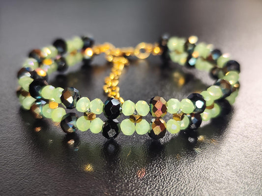 Handgemachtes Armband mit hellgrünen & schwarz-bronze schimmernden Glasperlen