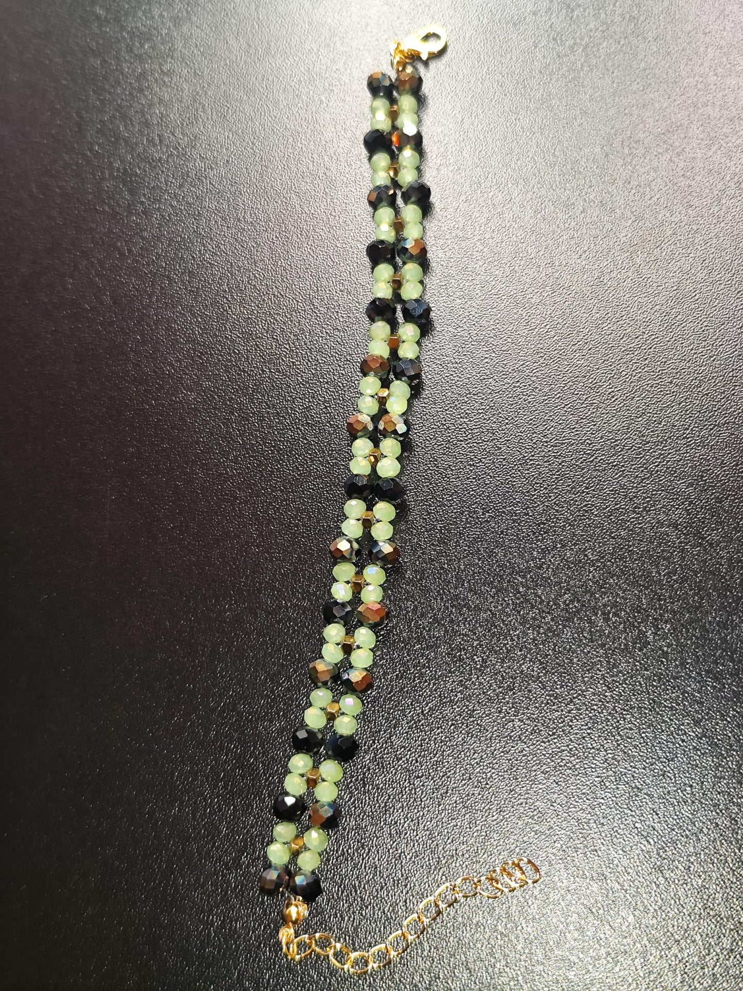 Handgemachtes Armband mit hellgrünen & schwarz-bronze schimmernden Glasperlen