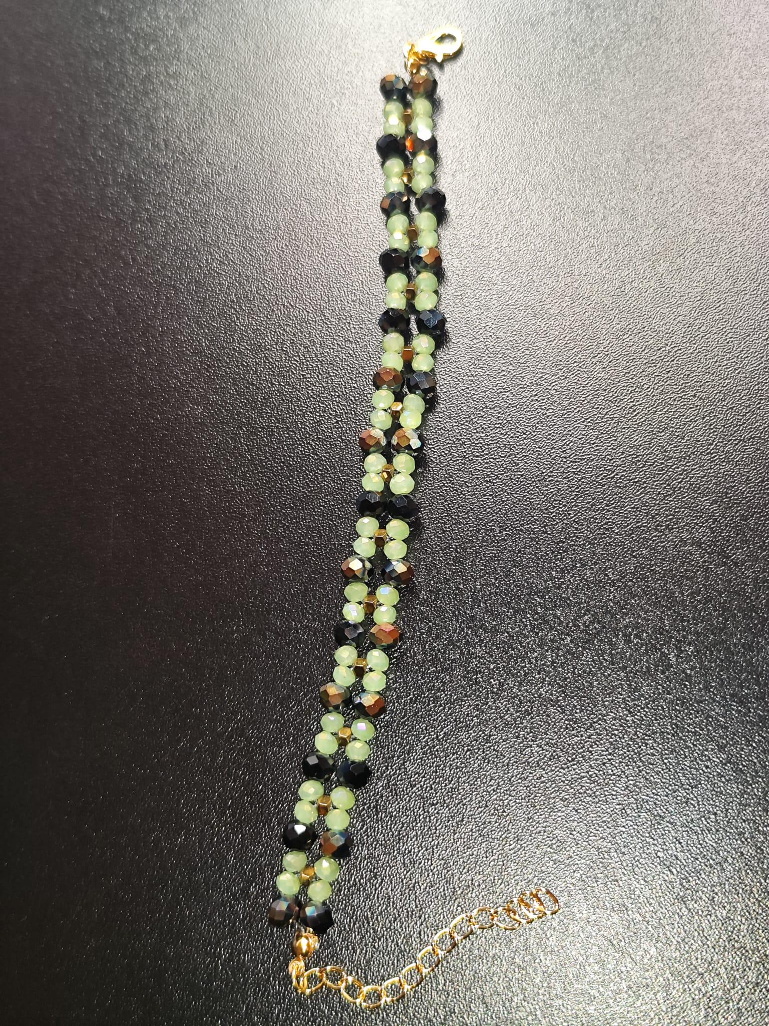 Handgemachtes Armband mit hellgrünen & schwarz-bronze schimmernden Glasperlen