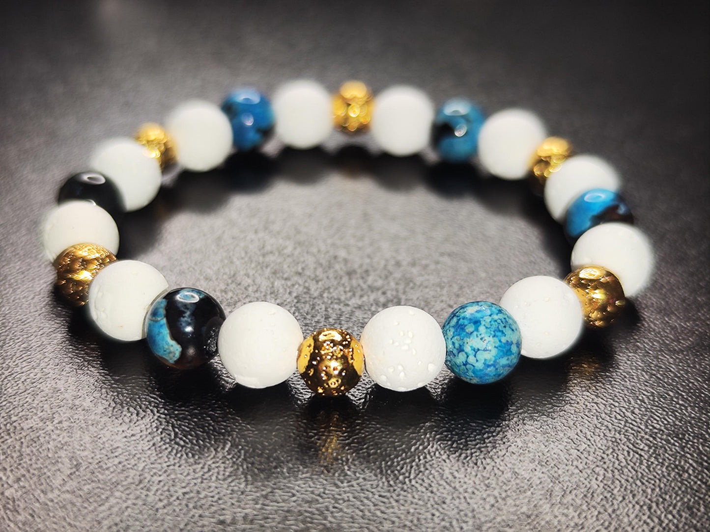 Handgemachtes Achat Armband – Weiß, Blau u. Gold – Lavastein & Naturstein – Energiearmband für Damen u. Herren, Geschenkidee