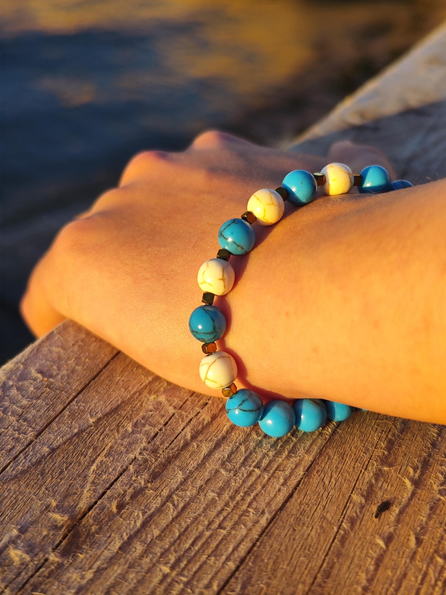 Set aus 2 Howlith Armbändern – Weiß & Türkis – Elastisches Perlenarmband, Boho Schmuck, Geschenk für Sie