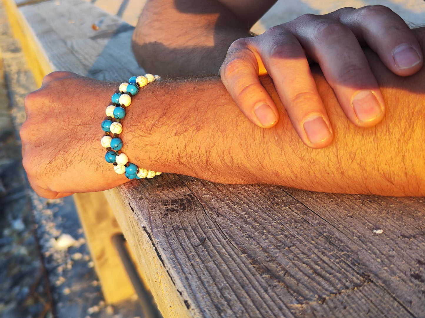 Set aus 2 Howlith Armbändern – Weiß & Türkis – Elastisches Perlenarmband, Boho Schmuck, Geschenk für Sie