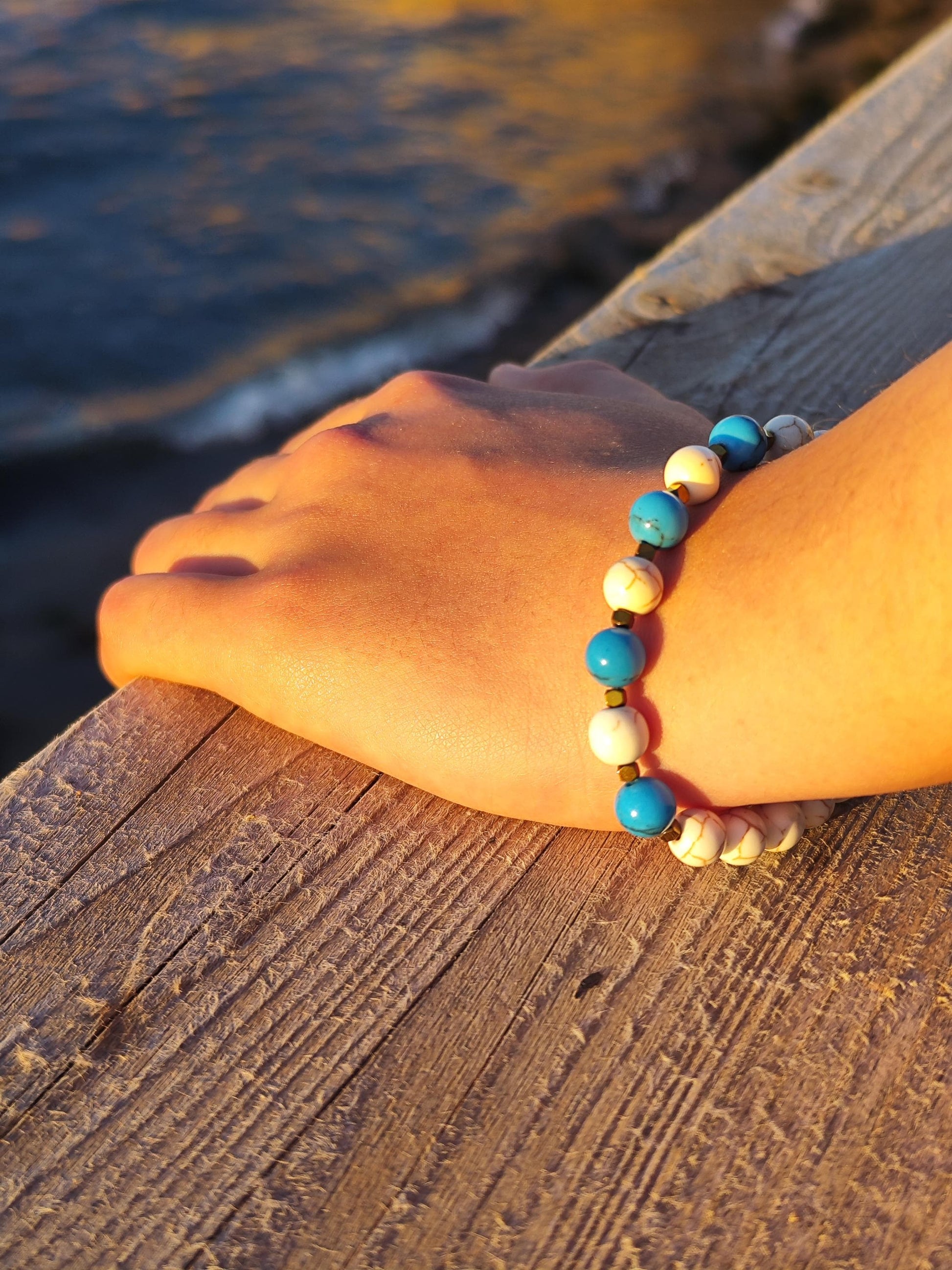 Set aus 2 Howlith Armbändern – Weiß & Türkis – Elastisches Perlenarmband, Boho Schmuck, Geschenk für Sie