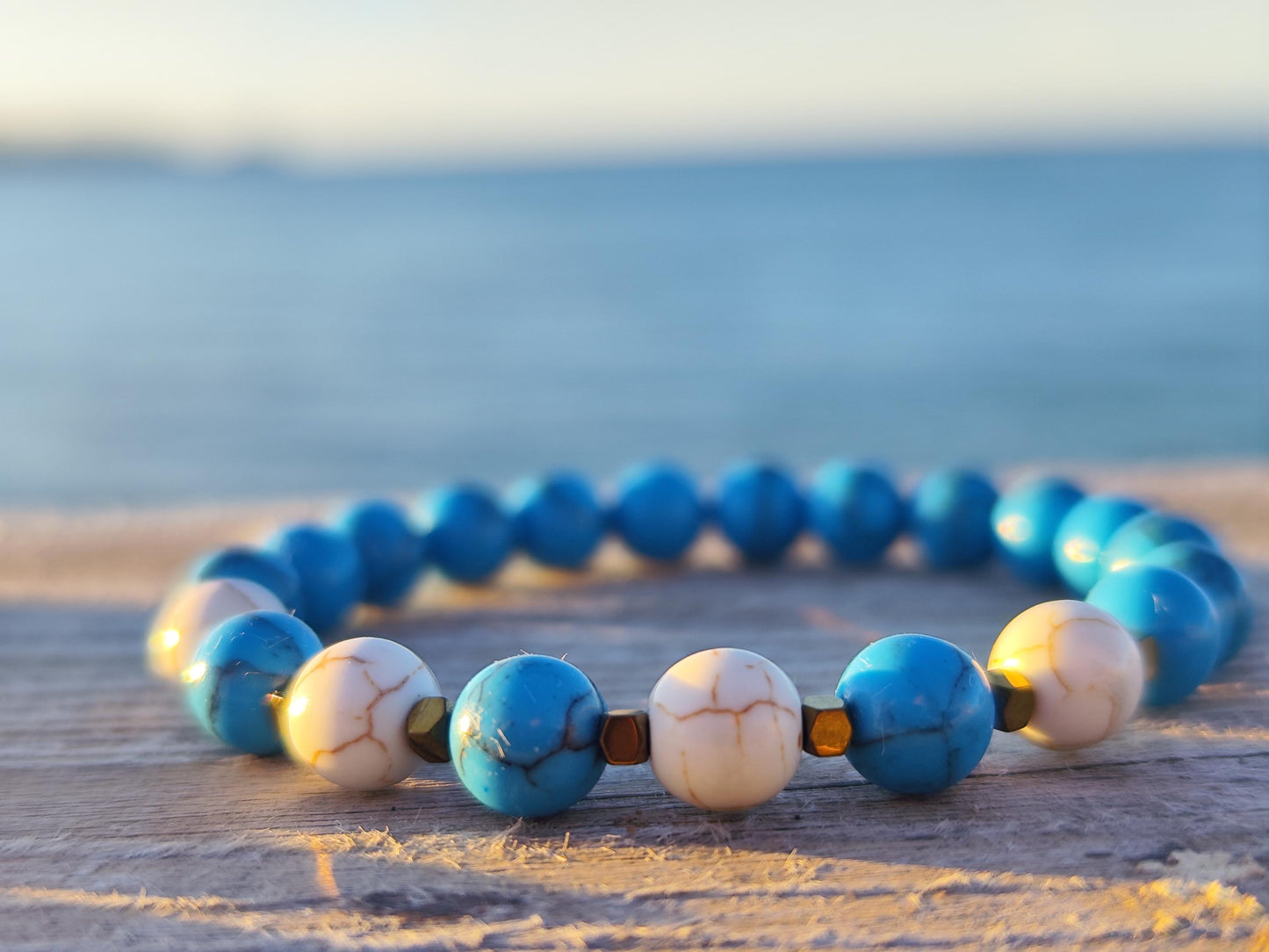 Set aus 2 Howlith Armbändern – Weiß & Türkis – Elastisches Perlenarmband, Boho Schmuck, Geschenk für Sie