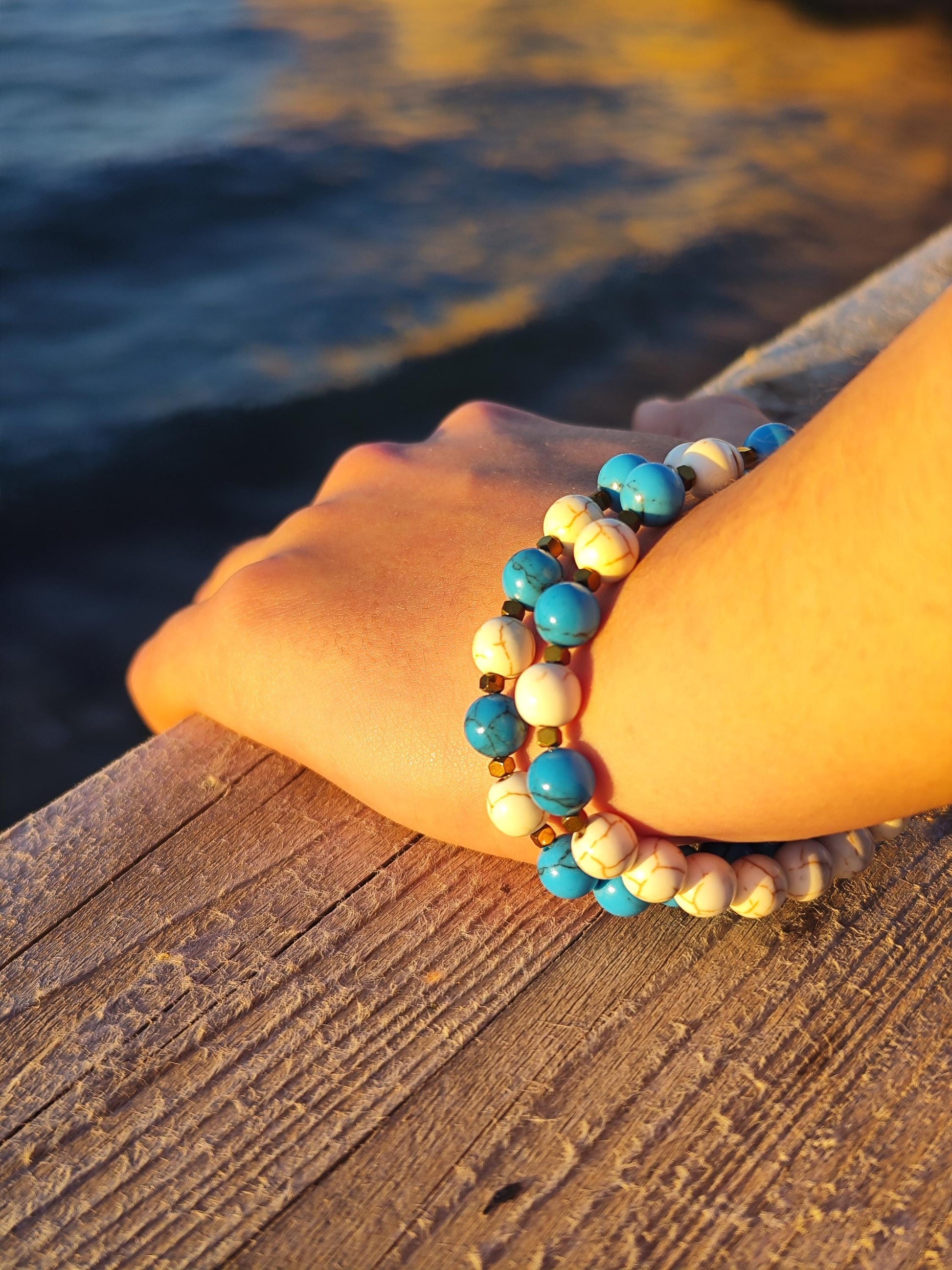 Set aus 2 Howlith Armbändern – Weiß & Türkis – Elastisches Perlenarmband, Boho Schmuck, Geschenk für Sie