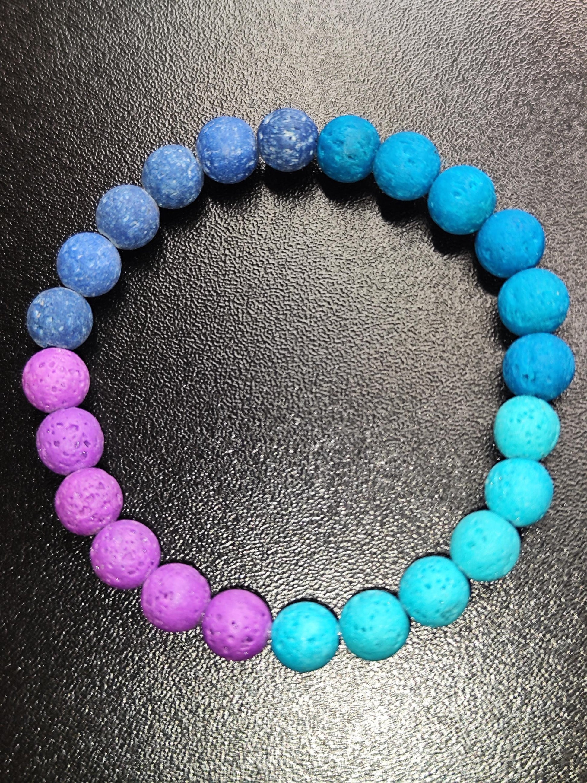 Handgemachtes Armband aus gefärbtem Lavastein in Blau, Türkis & Lila – Duftarmband – Elastisch u. natürlich