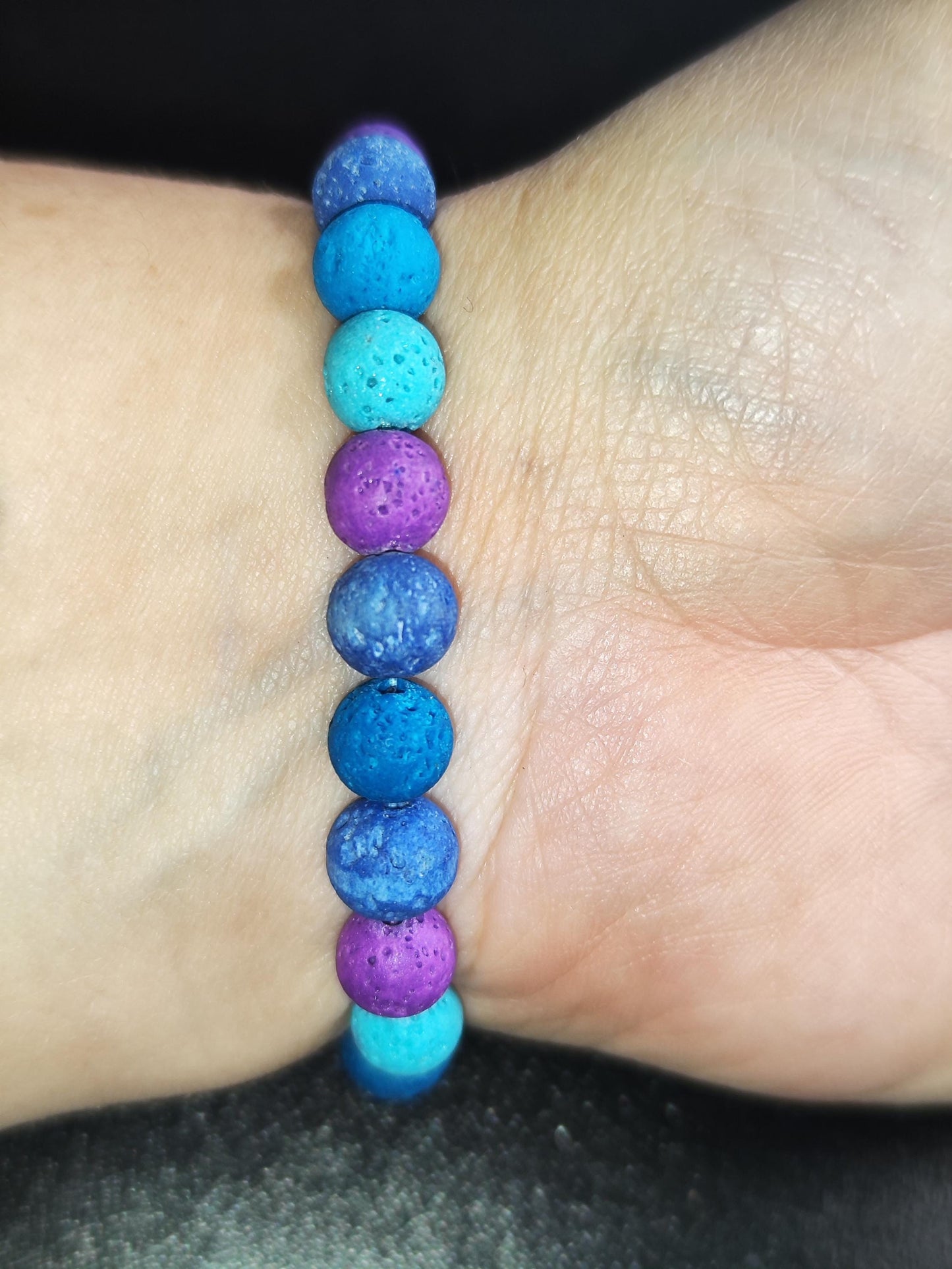 Lavastein-Armband in Blau, Türkis & Lila mit weißer Akzentperle – Duftarmband – Elastisch u. farbenfroh