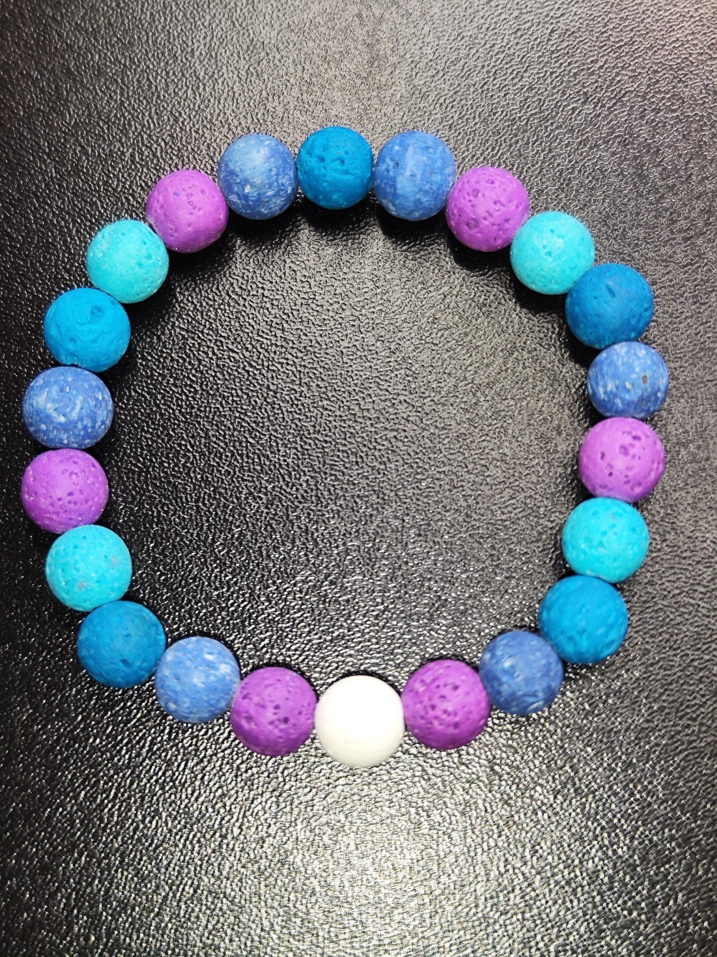Lavastein-Armband in Blau, Türkis & Lila mit weißer Akzentperle – Duftarmband – Elastisch u. farbenfroh