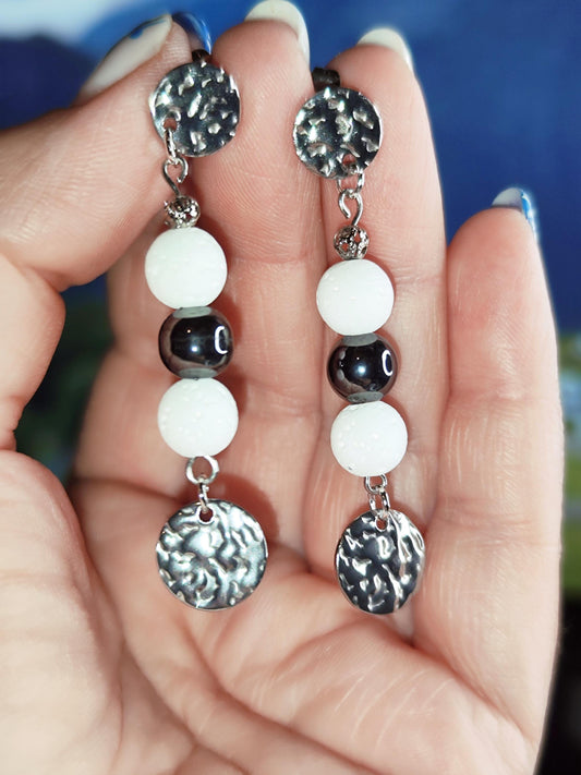Handgefertigte Ohrringe mit Lavastein & Hämatit – Edelstahl, Schwarz-Weiß, Modern, Boho Stil
