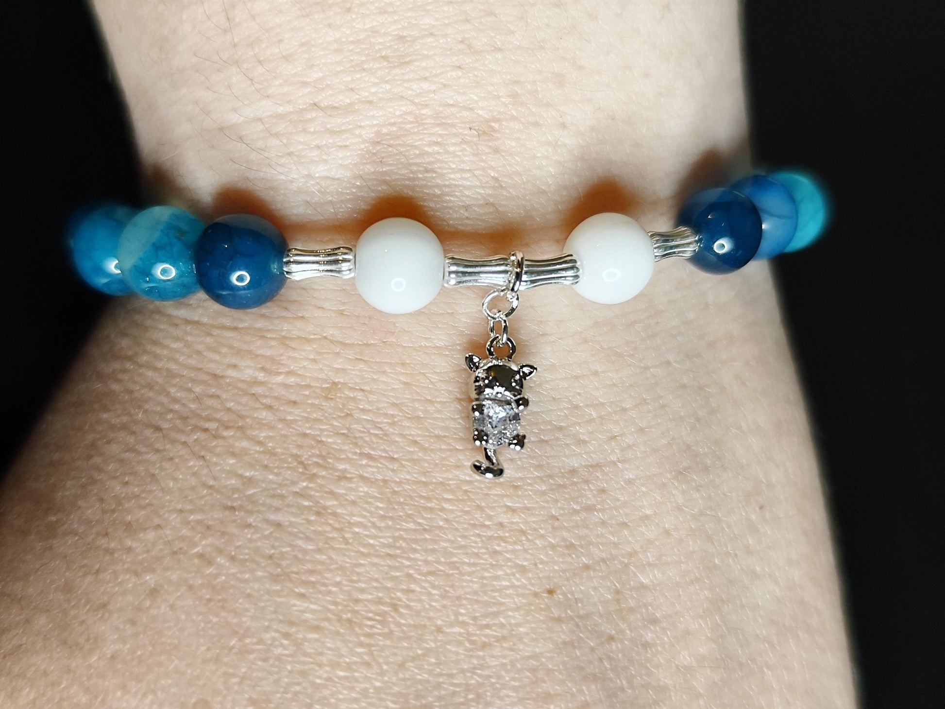 Handgemachtes Armband mit blauen Achat-Perlen, weißen Jade-Perlen & versilbertem Katzenanhänger – Edelstein-Armband – Geschenk für Katzenlie