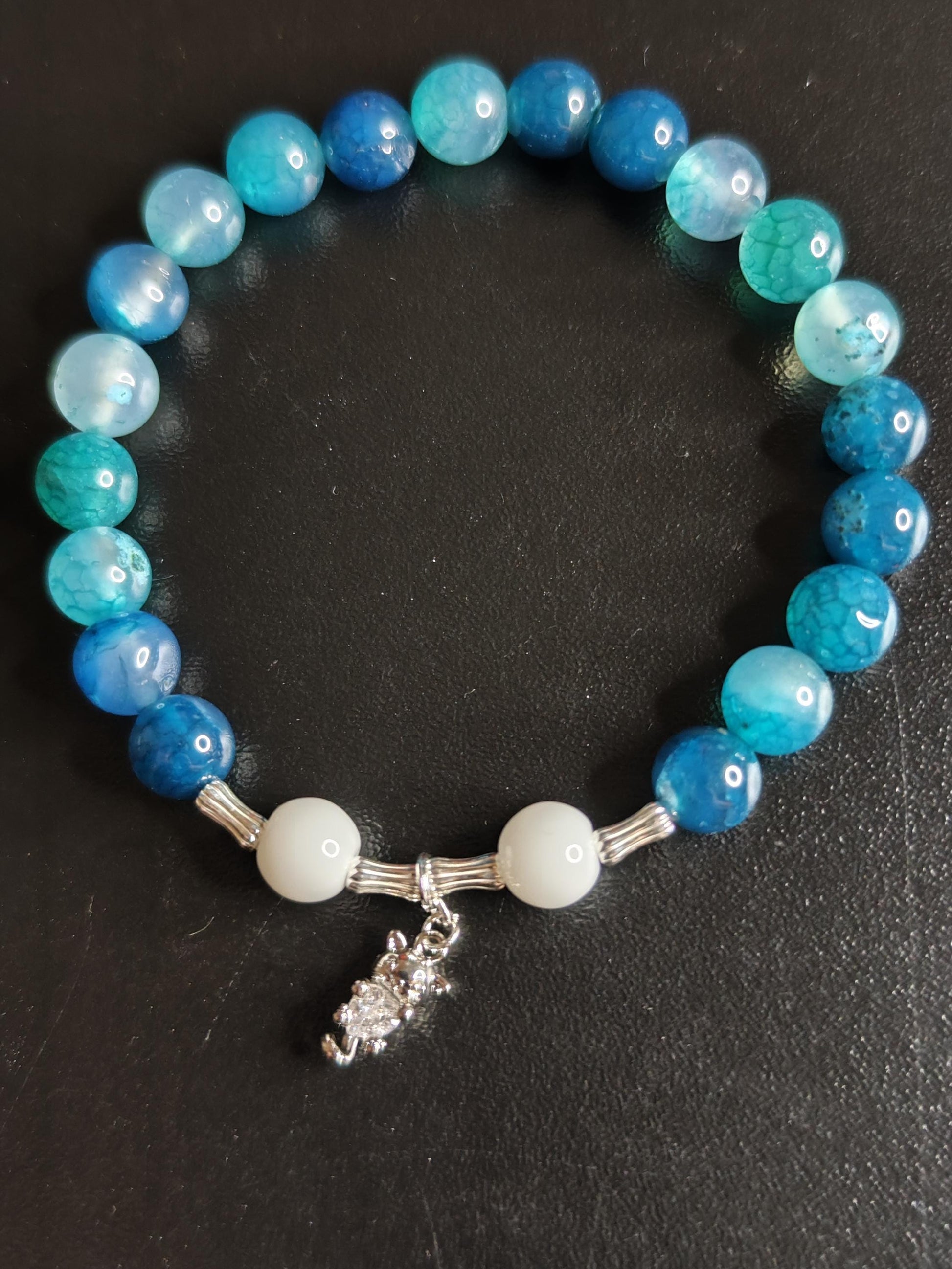 Handgemachtes Armband mit blauen Achat-Perlen, weißen Jade-Perlen & versilbertem Katzenanhänger – Edelstein-Armband – Geschenk für Katzenlie