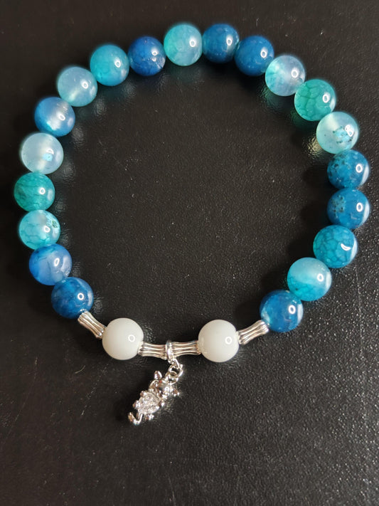 Handgemachtes Armband mit blauen Achat-Perlen, weißen Jade-Perlen & versilbertem Katzenanhänger – Edelstein-Armband – Geschenk für Katzenlie