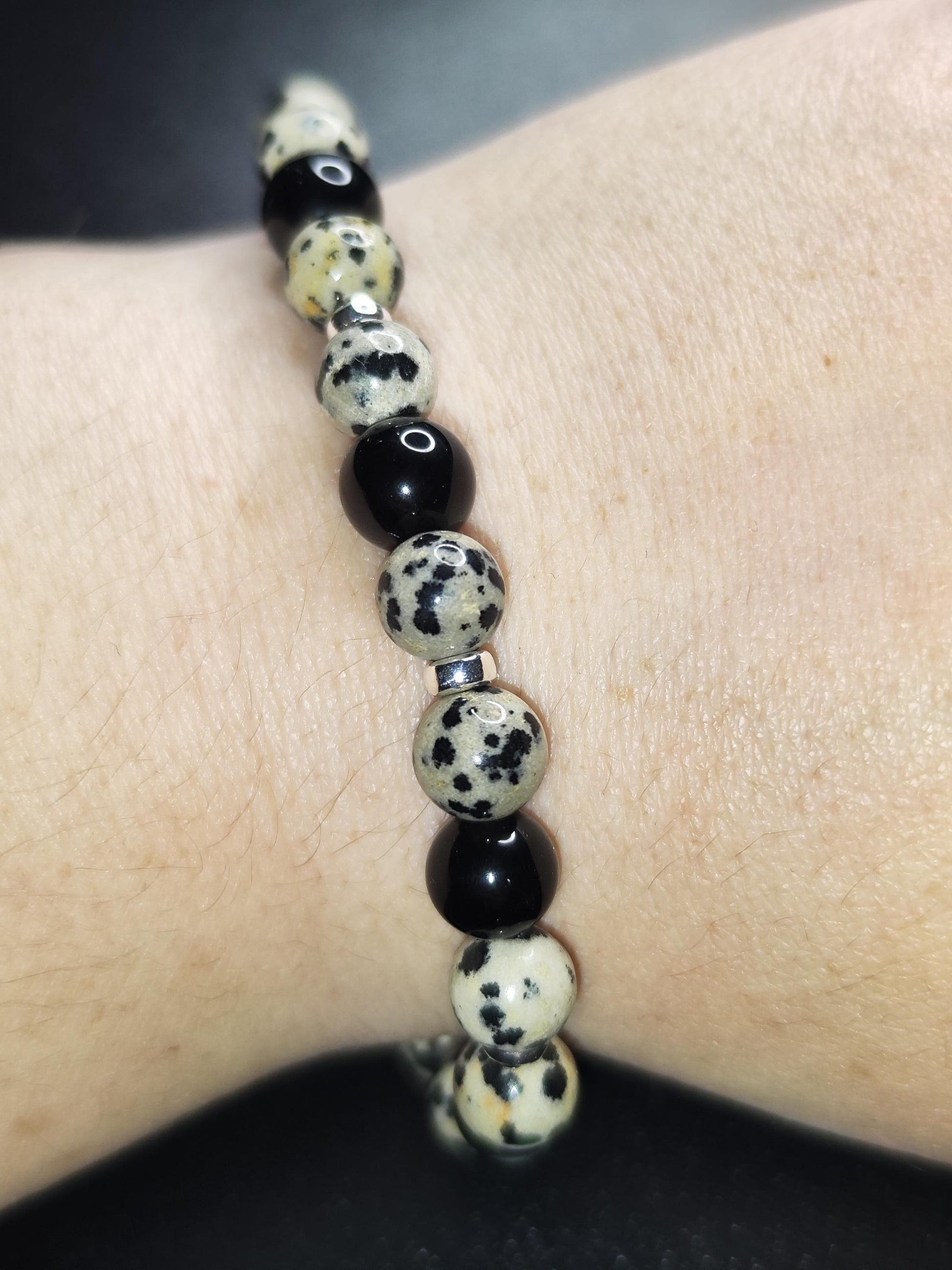 Dalmatiner Jaspis u. Schwarzer Onyx Armband – Handgemachtes Edelsteinarmband – Schutz, Balance & Lebensfreude – Naturstein Schmuck Unisex