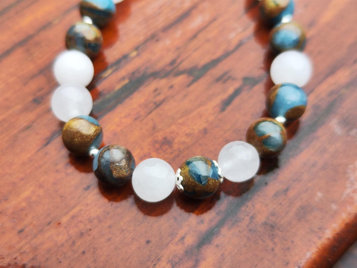 Handgemachte Edelstein-Halskette mit weißem Jade und regenbogenfarbenem Jaspis – Naturstein – Boho Schmuck