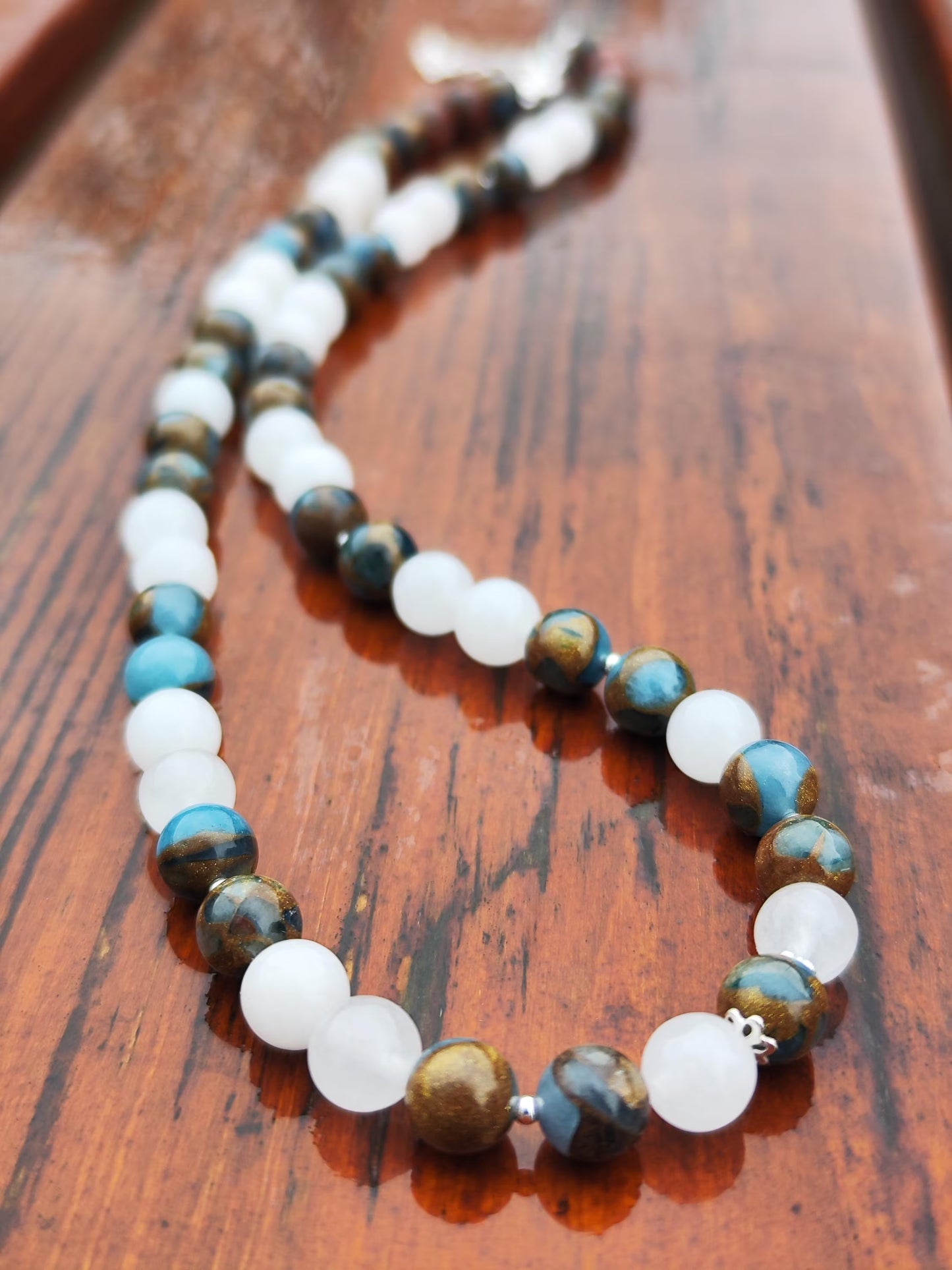 Handgemachte Edelstein-Halskette mit weißem Jade und regenbogenfarbenem Jaspis – Naturstein – Boho Schmuck