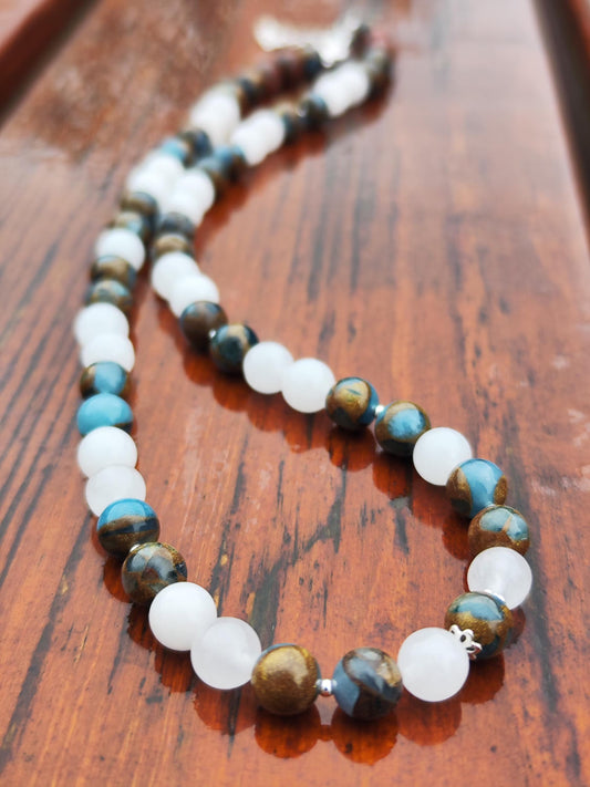Handgemachte Edelstein-Halskette mit weißem Jade und regenbogenfarbenem Jaspis – Naturstein – Boho Schmuck