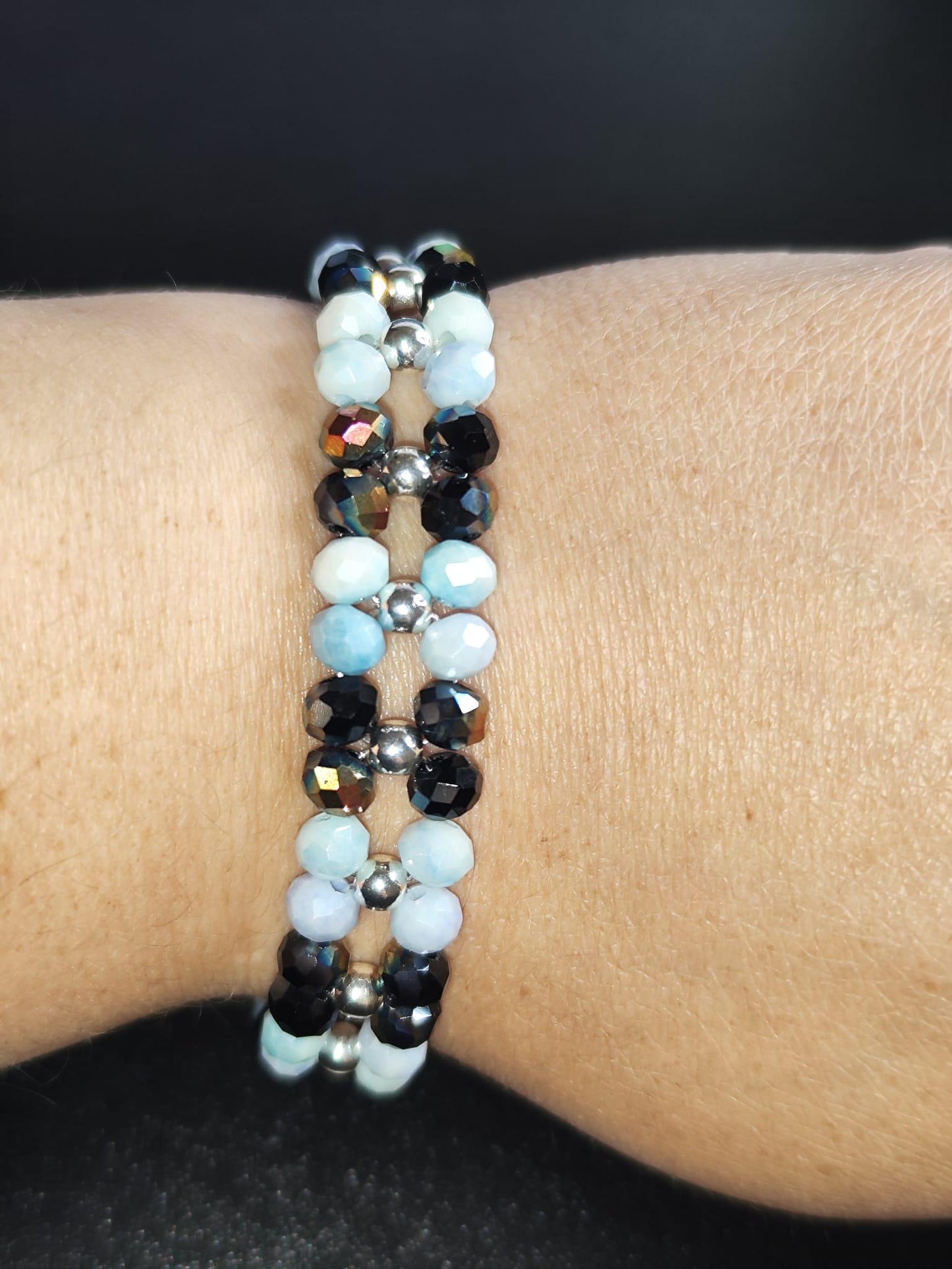 Handgemachtes Armband mit babyblauen & schwarz-bronze schimmernden Glasperlen