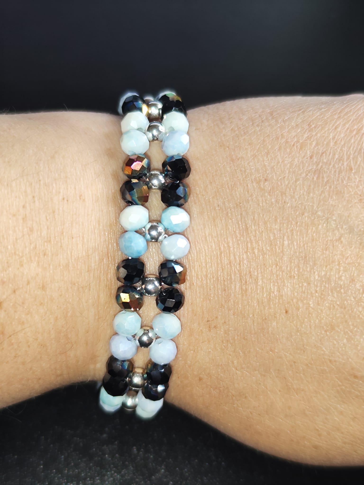 Handgemachtes Armband mit babyblauen & schwarz-bronze schimmernden Glasperlen