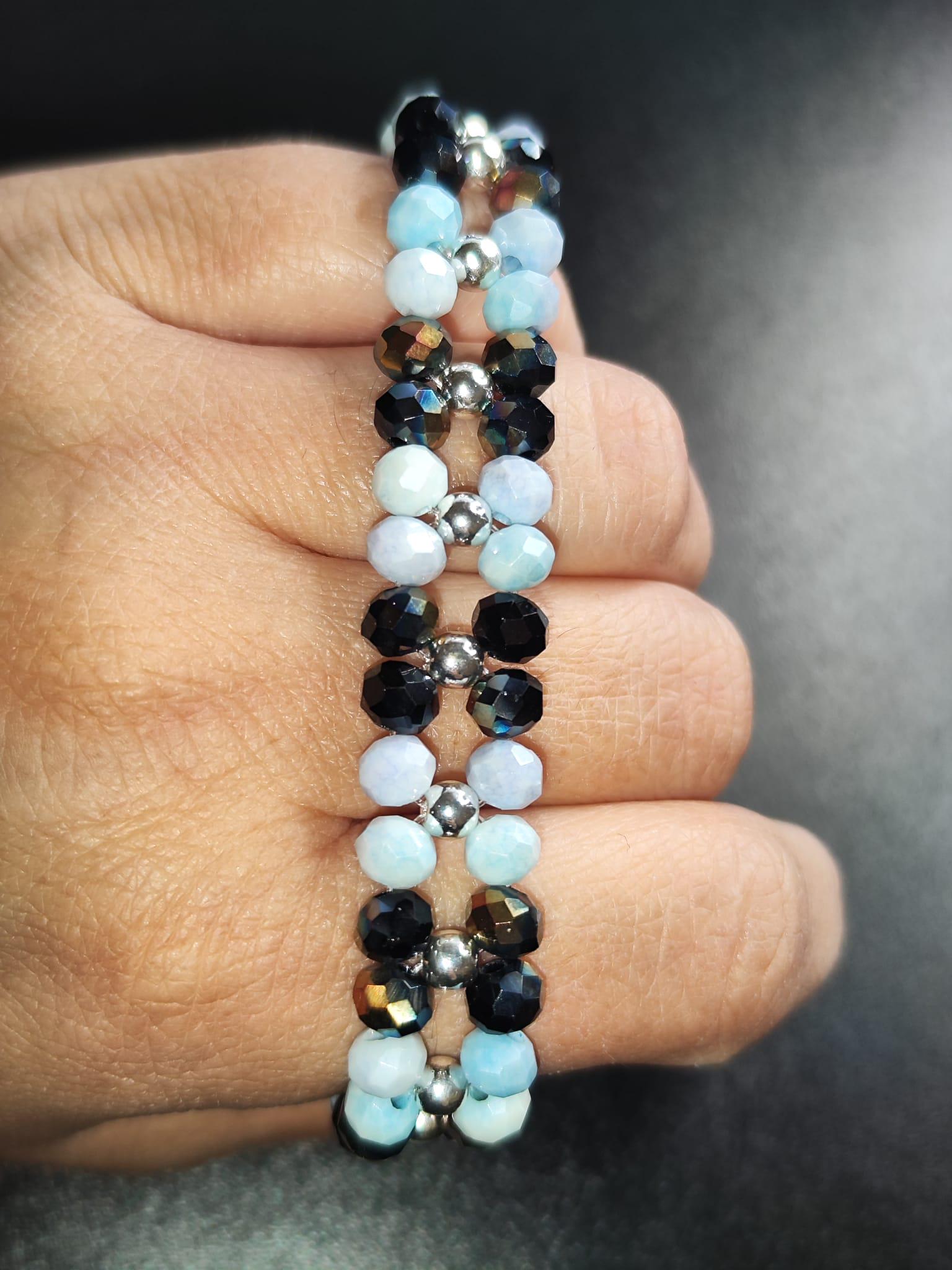 Handgemachtes Armband mit babyblauen & schwarz-bronze schimmernden Glasperlen