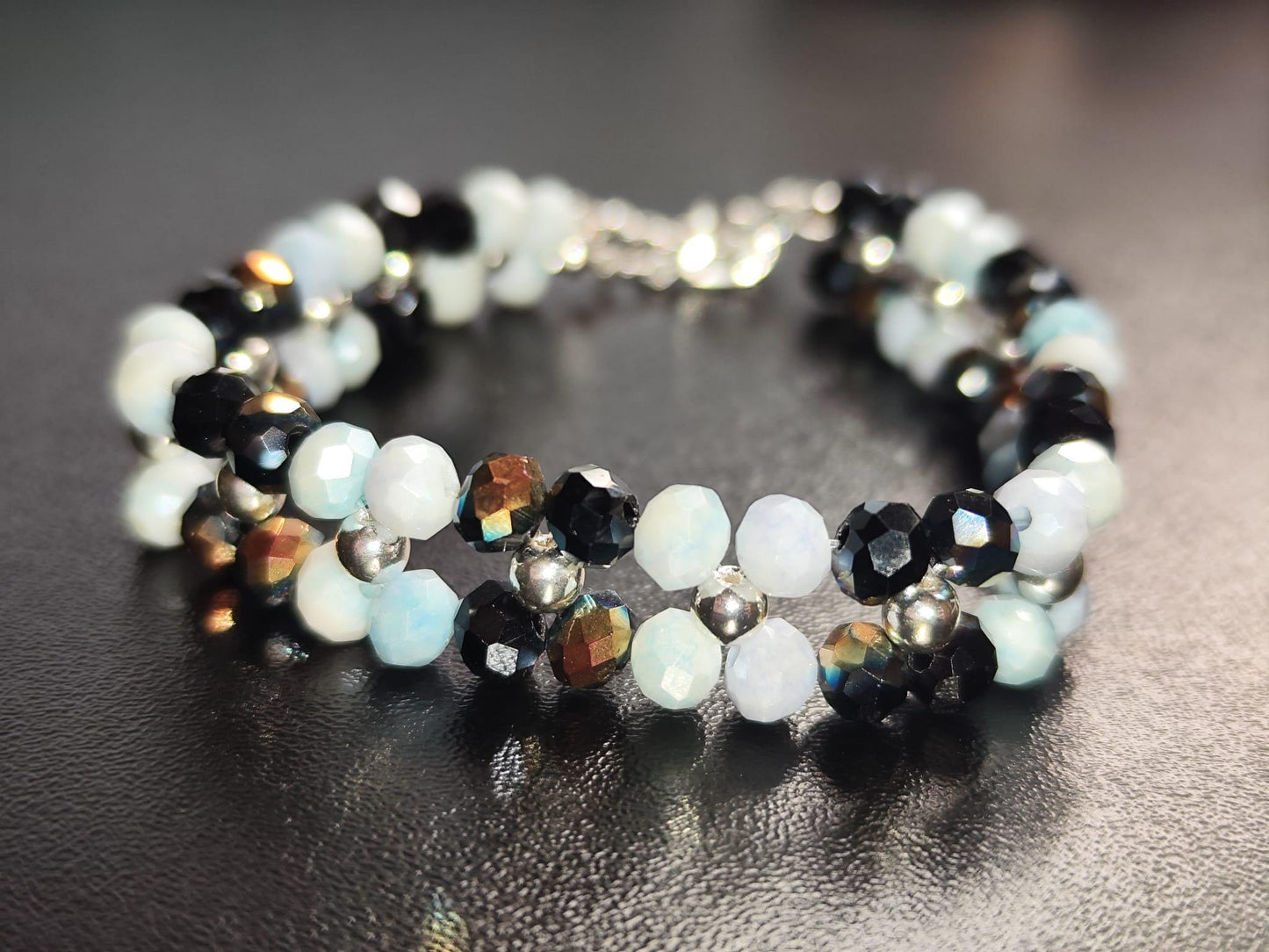 Handgemachtes Armband mit babyblauen & schwarz-bronze schimmernden Glasperlen