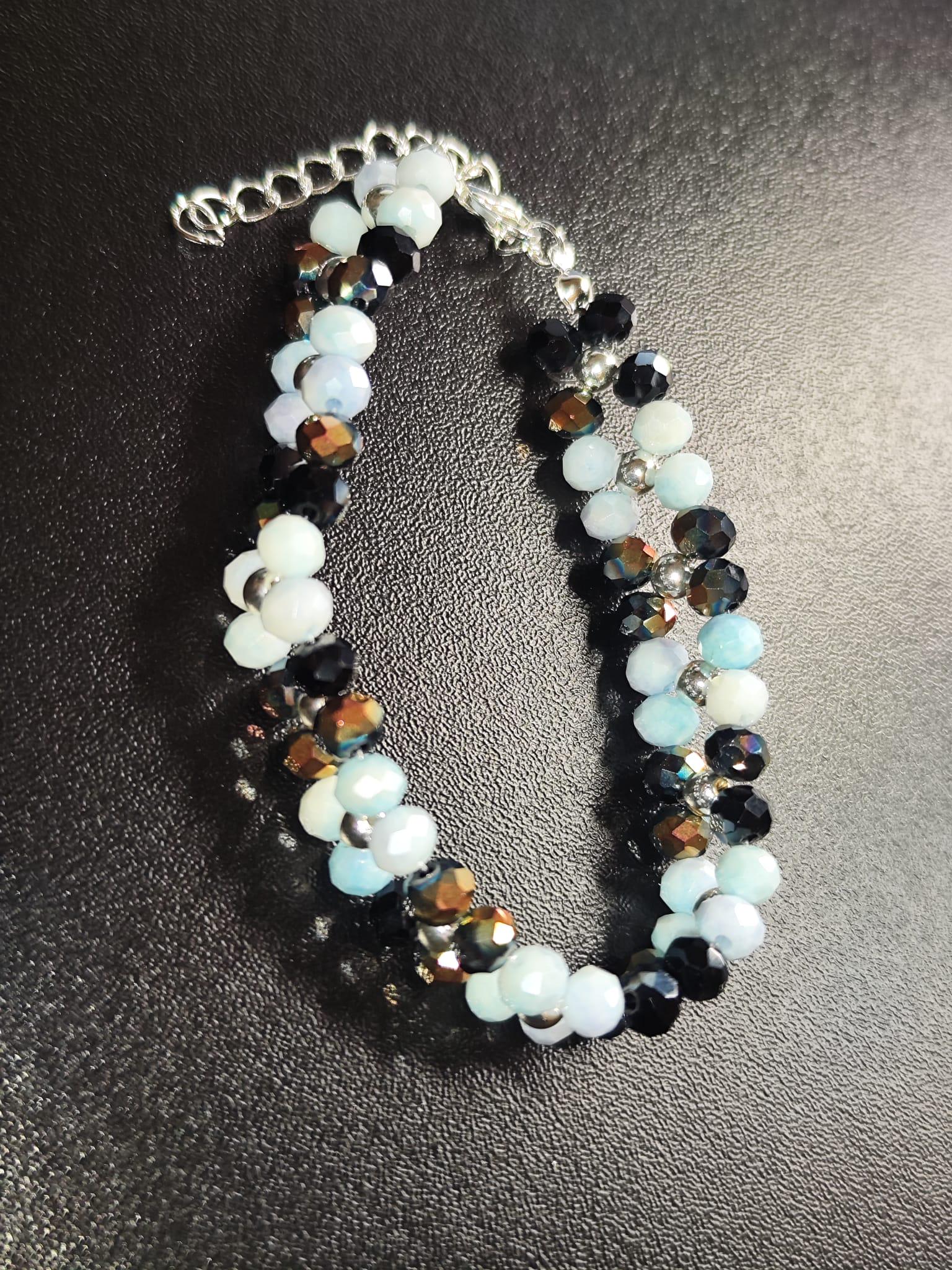 Handgemachtes Armband mit babyblauen & schwarz-bronze schimmernden Glasperlen