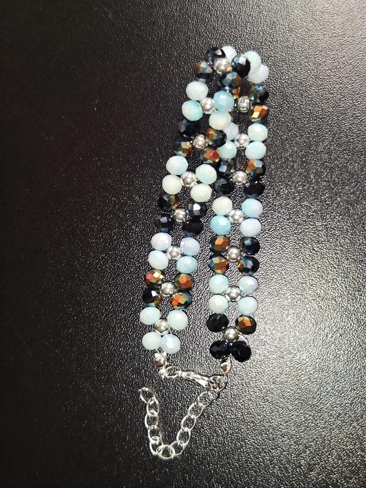 Handgemachtes Armband mit babyblauen & schwarz-bronze schimmernden Glasperlen