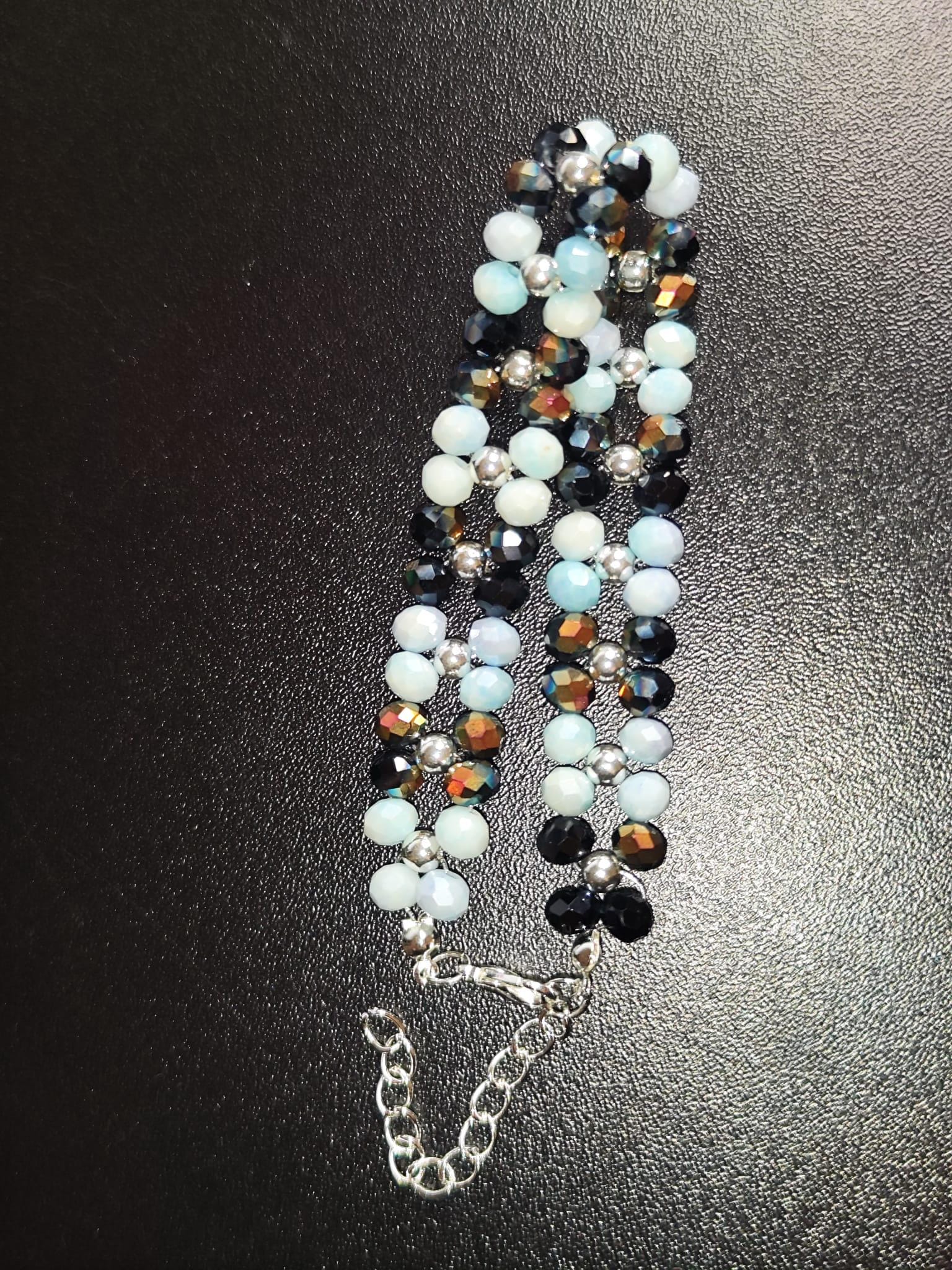 Handgemachtes Armband mit babyblauen & schwarz-bronze schimmernden Glasperlen