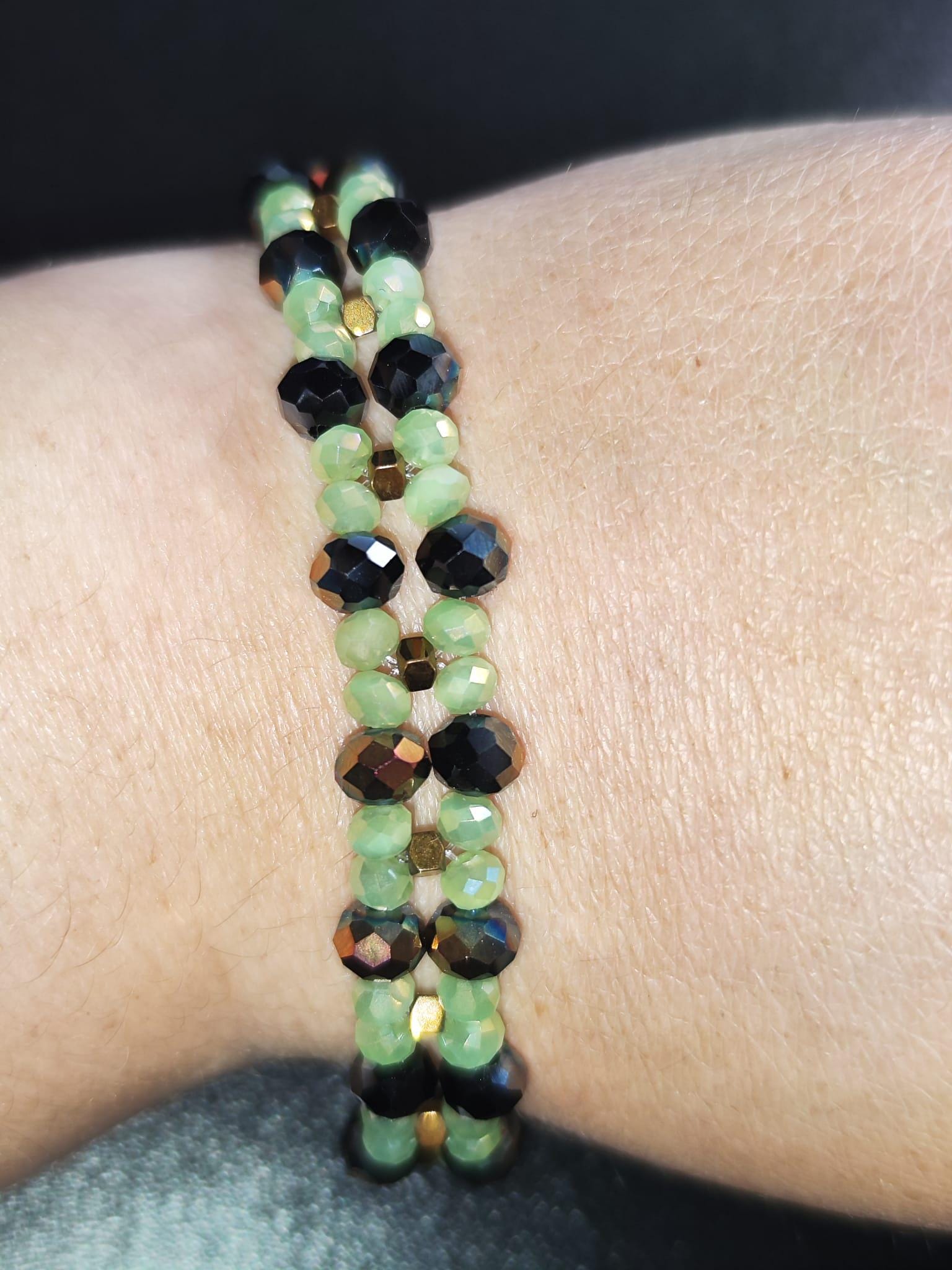 Handgemachtes Armband mit hellgrünen & schwarz-bronze schimmernden Glasperlen