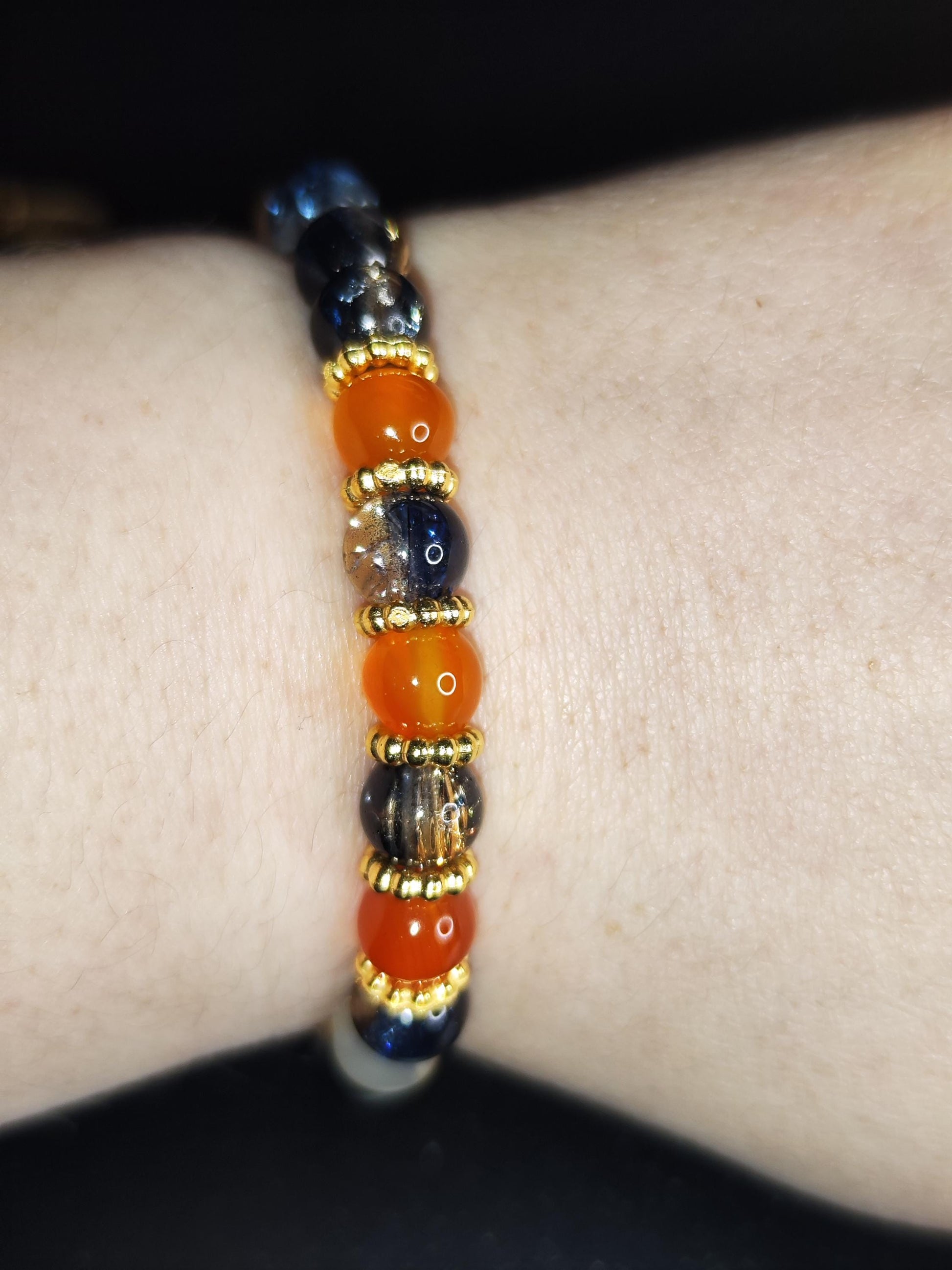 Handgemachtes Armband mit orangefarbenen, blauen & goldenen Glasperlen