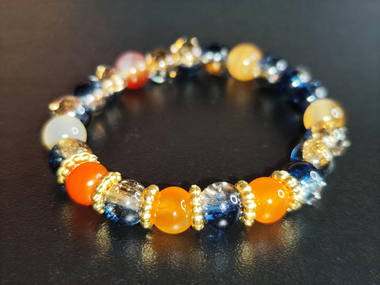 Handgemachtes Armband mit orangefarbenen, blauen & goldenen Glasperlen