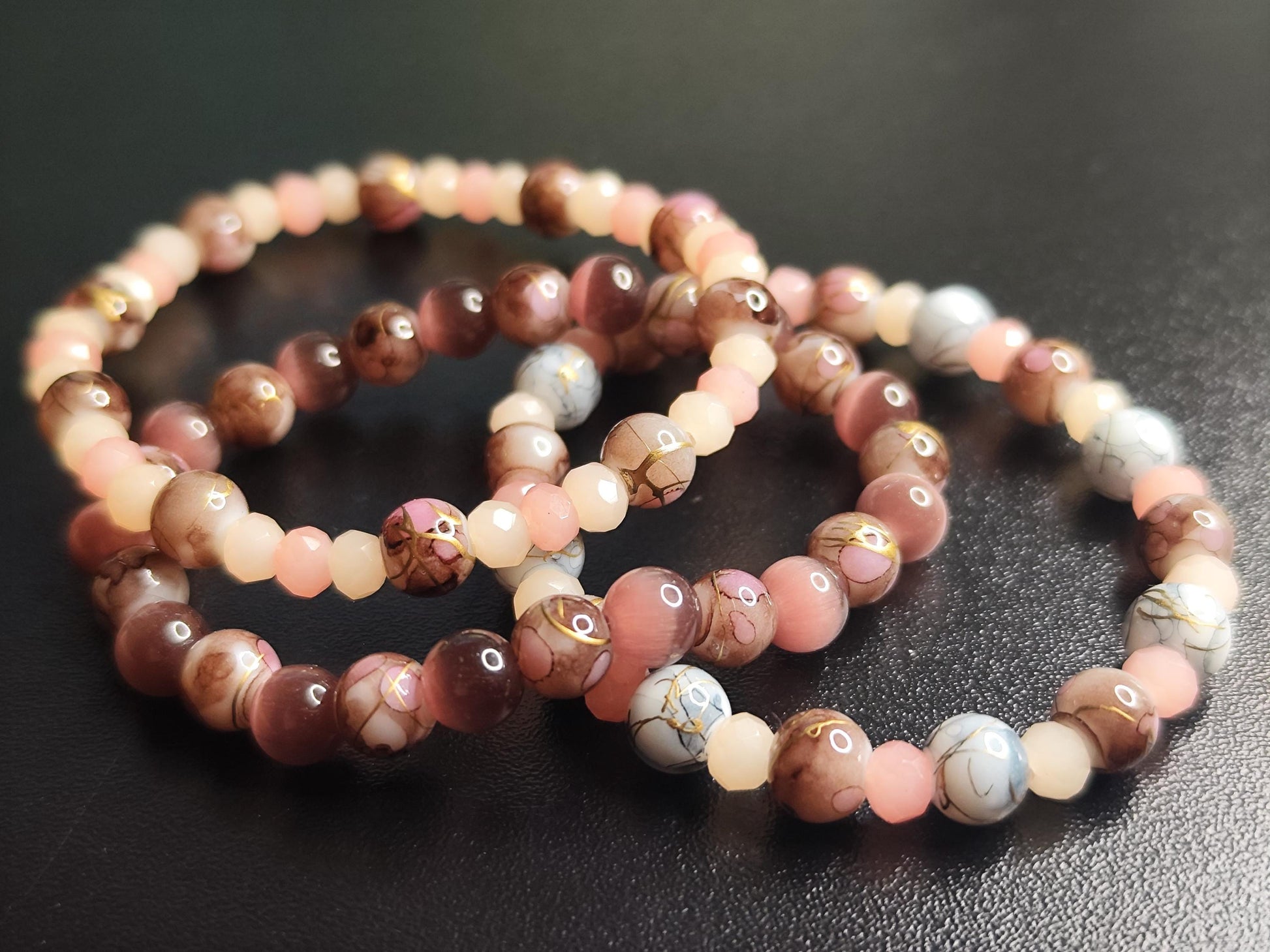 3er Set Glasperlenarmbänder – Rosa/Braun Pastell – Handgemacht – Elastisch – 16 cm – Elegante Perlenarmbänder – Geschenk für Frauen