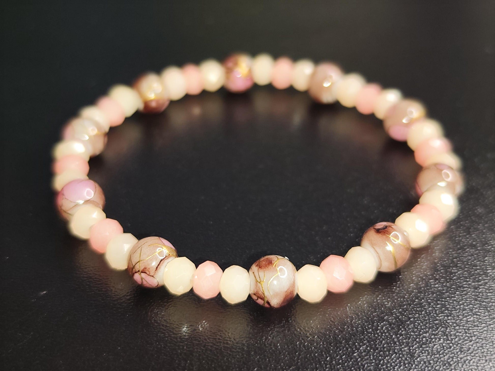 3er Set Glasperlenarmbänder – Rosa/Braun Pastell – Handgemacht – Elastisch – 16 cm – Elegante Perlenarmbänder – Geschenk für Frauen