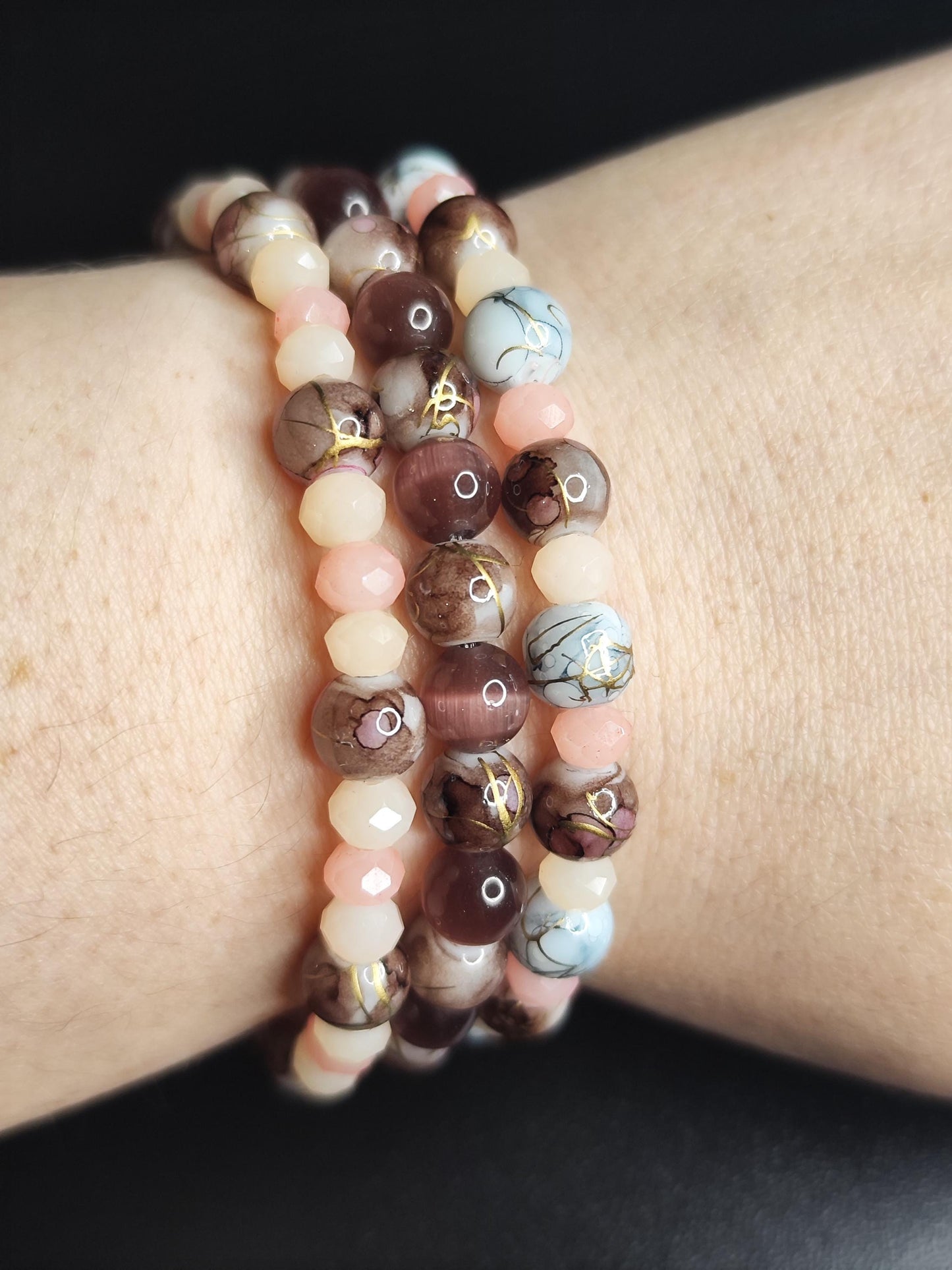 3er Set Glasperlenarmbänder – Rosa/Braun Pastell – Handgemacht – Elastisch – 16 cm – Elegante Perlenarmbänder – Geschenk für Frauen