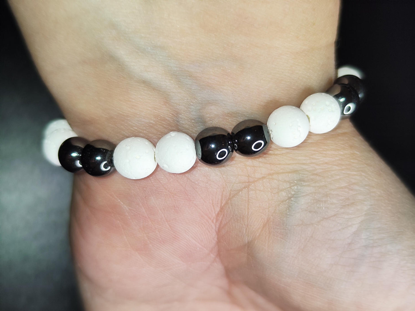 Hämatit & Weißer Lava-Stein Armband – Schwarz-Weiß Edelsteinarmband – Handmade – Aromatherapie geeignet – Schutz u. Energie