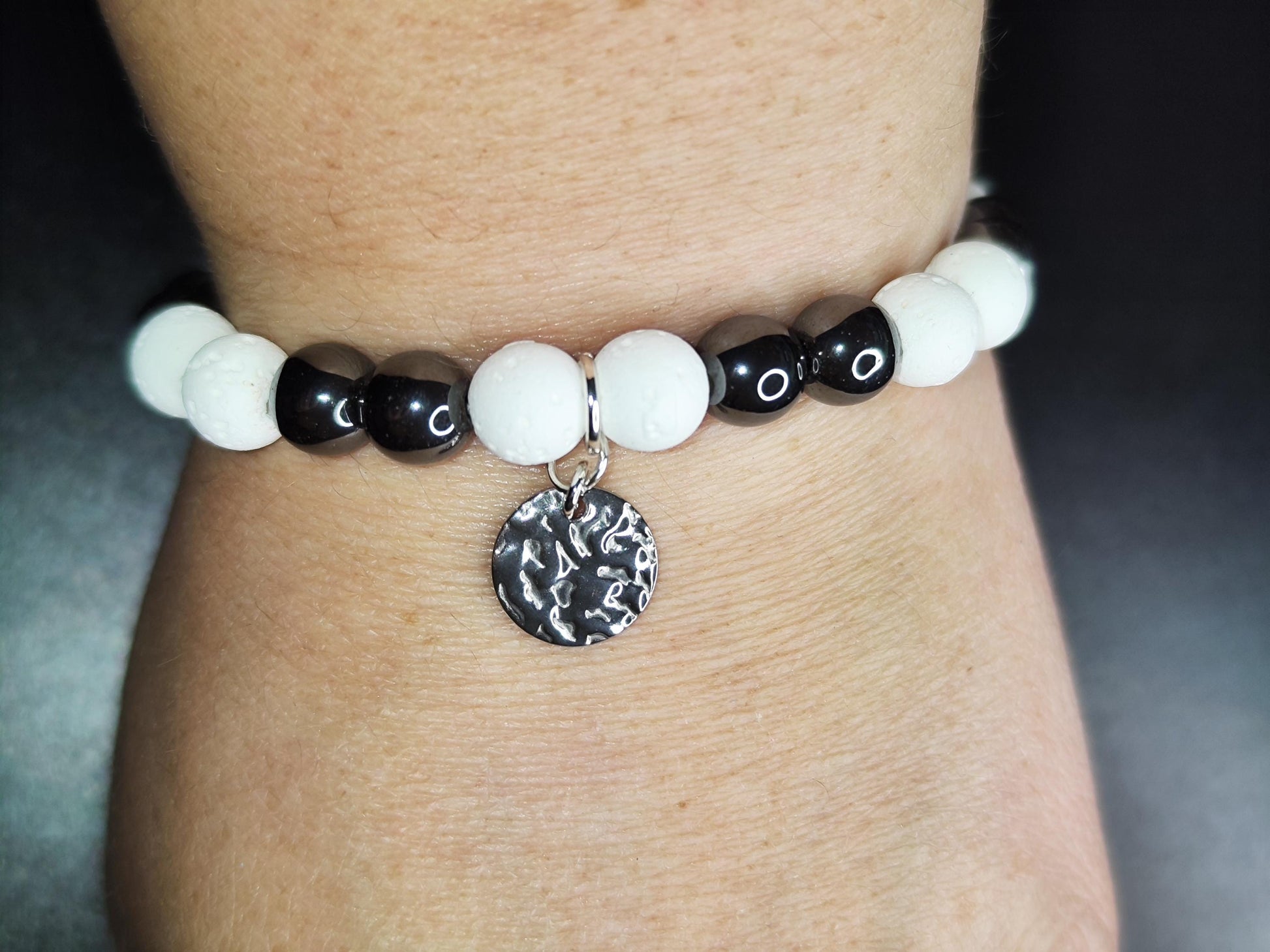 Hämatit & Weißer Lava-Stein Armband – Schwarz-Weiß Edelsteinarmband – Handmade – Aromatherapie geeignet – Schutz u. Energie