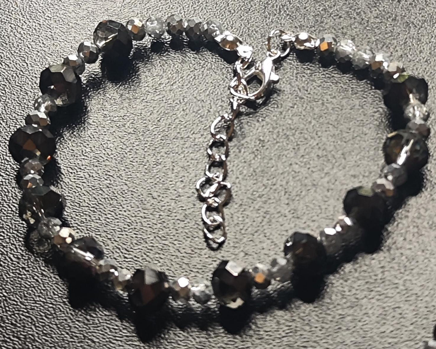 Elegantes Armband aus Glasschliffperlen | Bronze-Violett & Diamantoptik | Verstellbar 16–22 cm | Mit Edelsteinverschluss | Handgemacht |