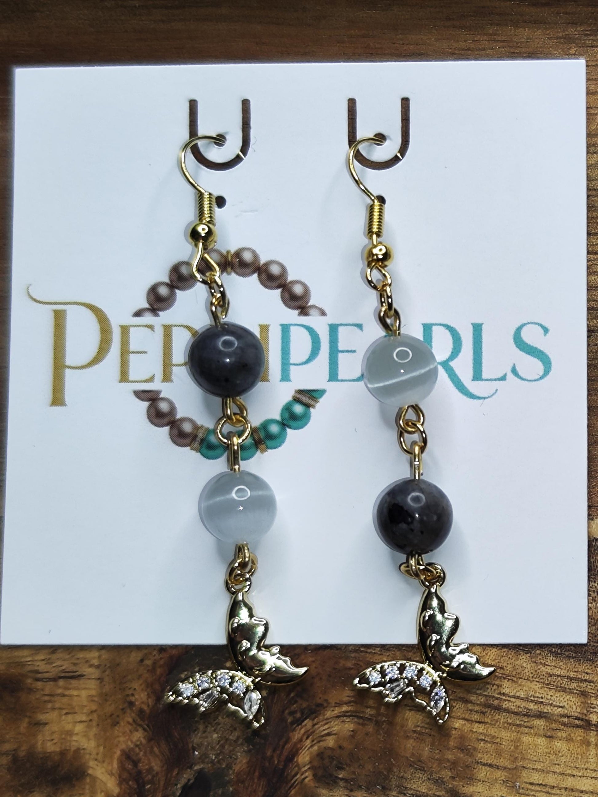 Handgemachte Ohrringe mit Edelsteinperlen & goldenen Schmetterlingen | Elegant u. leicht | Boho / Mystic Style | Geschenkidee