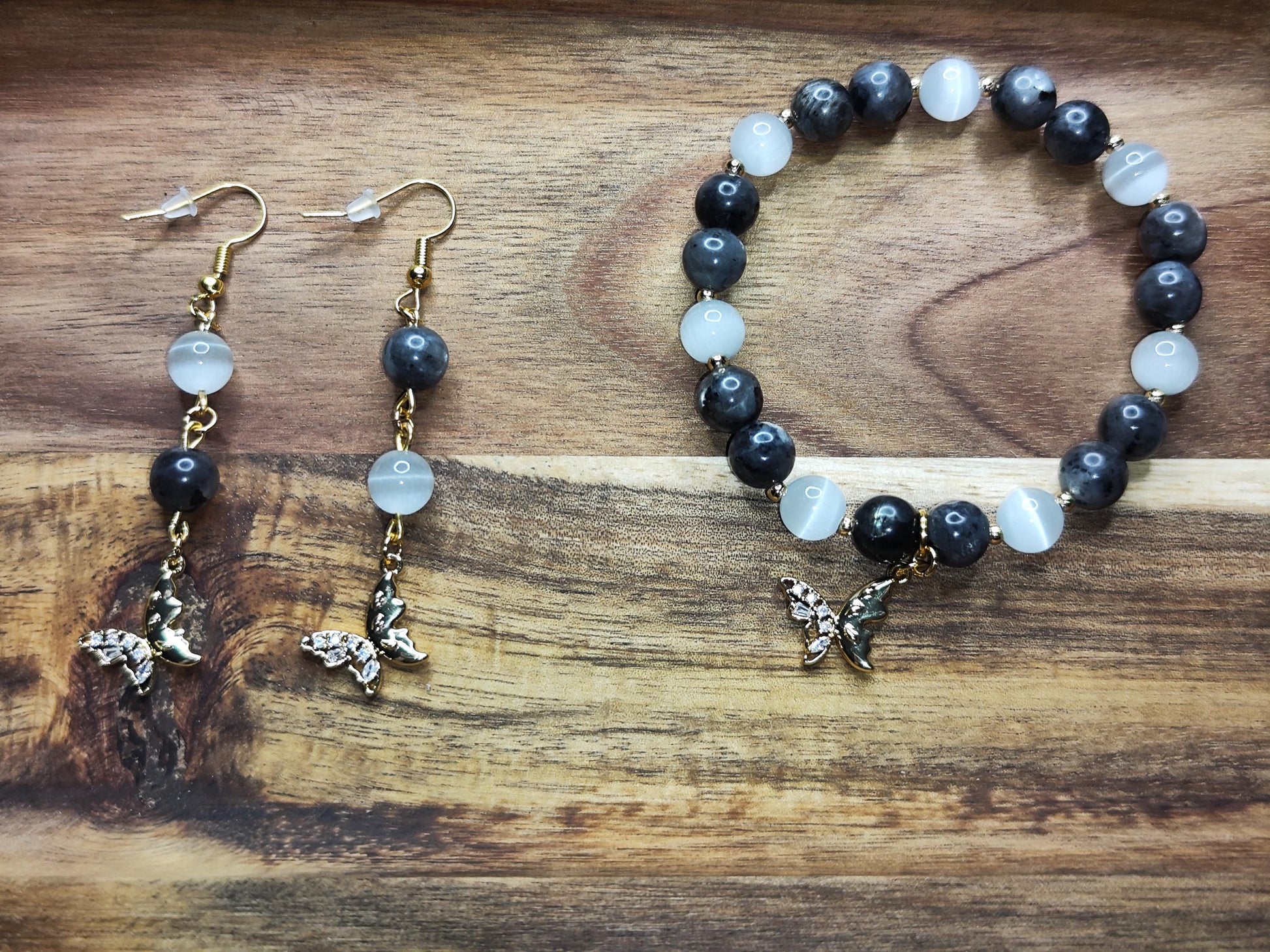 Handgemachte Ohrringe mit Edelsteinperlen & goldenen Schmetterlingen | Elegant u. leicht | Boho / Mystic Style | Geschenkidee