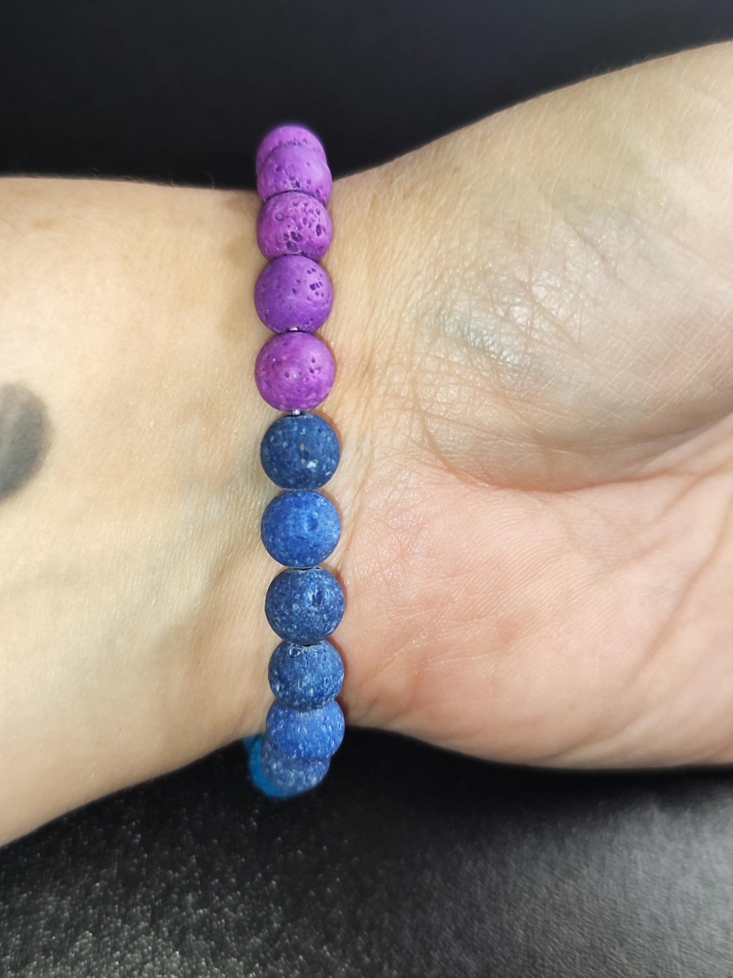 Handgemachtes Armband aus gefärbtem Lavastein in Blau, Türkis & Lila – Duftarmband – Elastisch u. natürlich