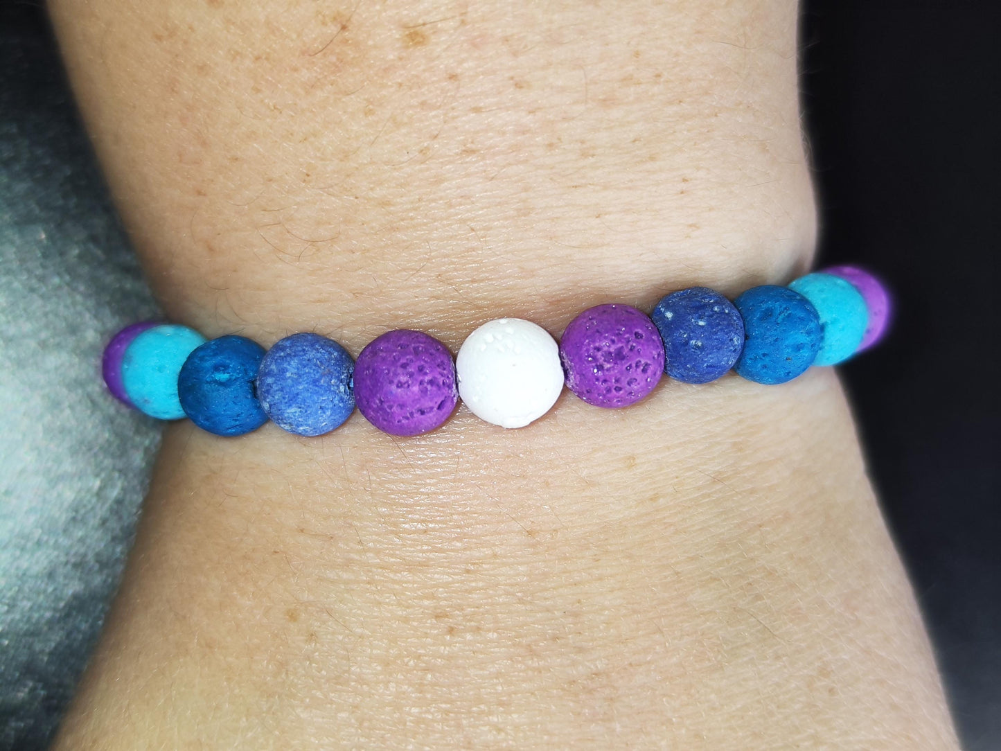 Lavastein-Armband in Blau, Türkis & Lila mit weißer Akzentperle – Duftarmband – Elastisch u. farbenfroh
