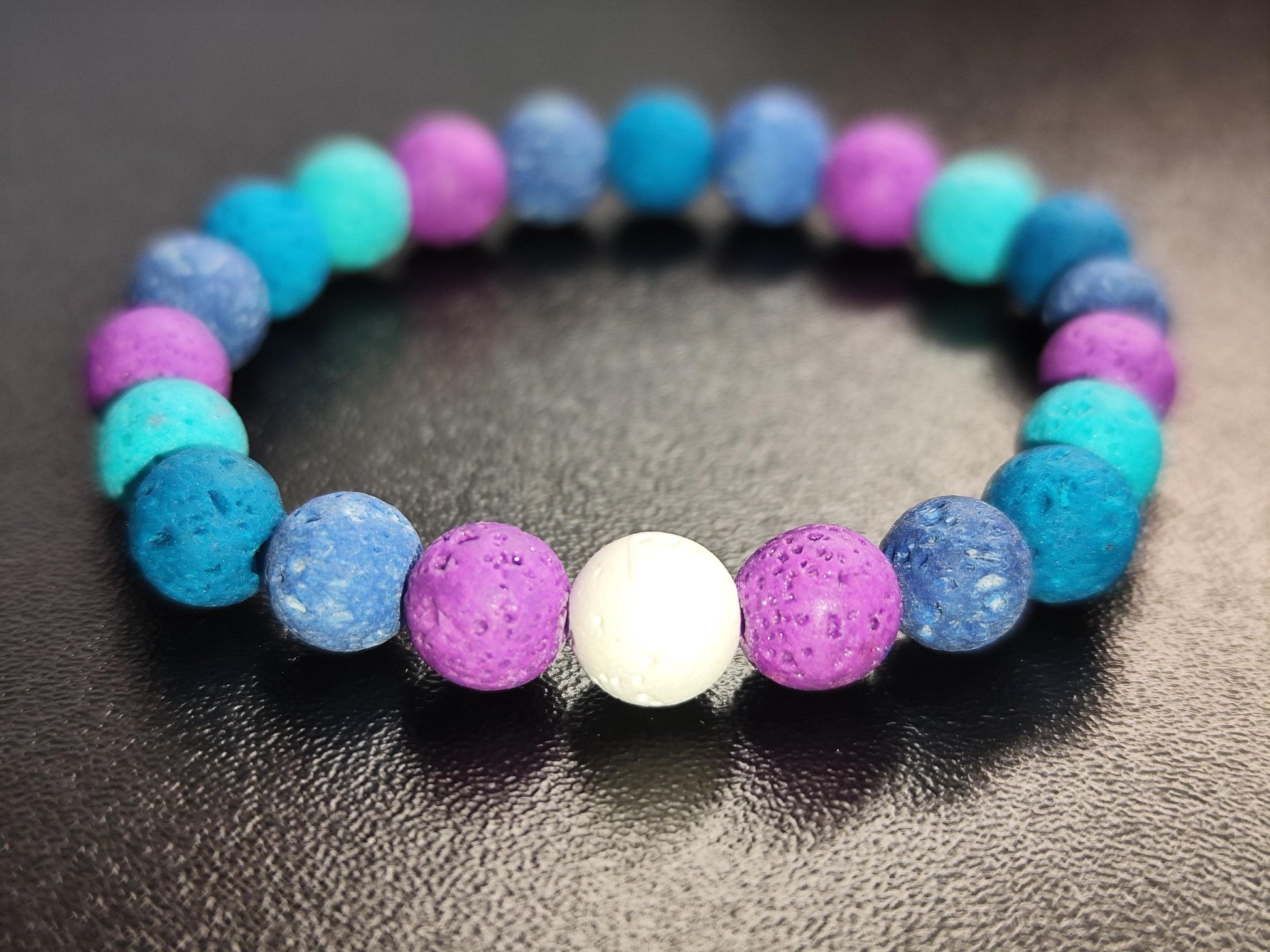 Lavastein-Armband in Blau, Türkis & Lila mit weißer Akzentperle – Duftarmband – Elastisch u. farbenfroh