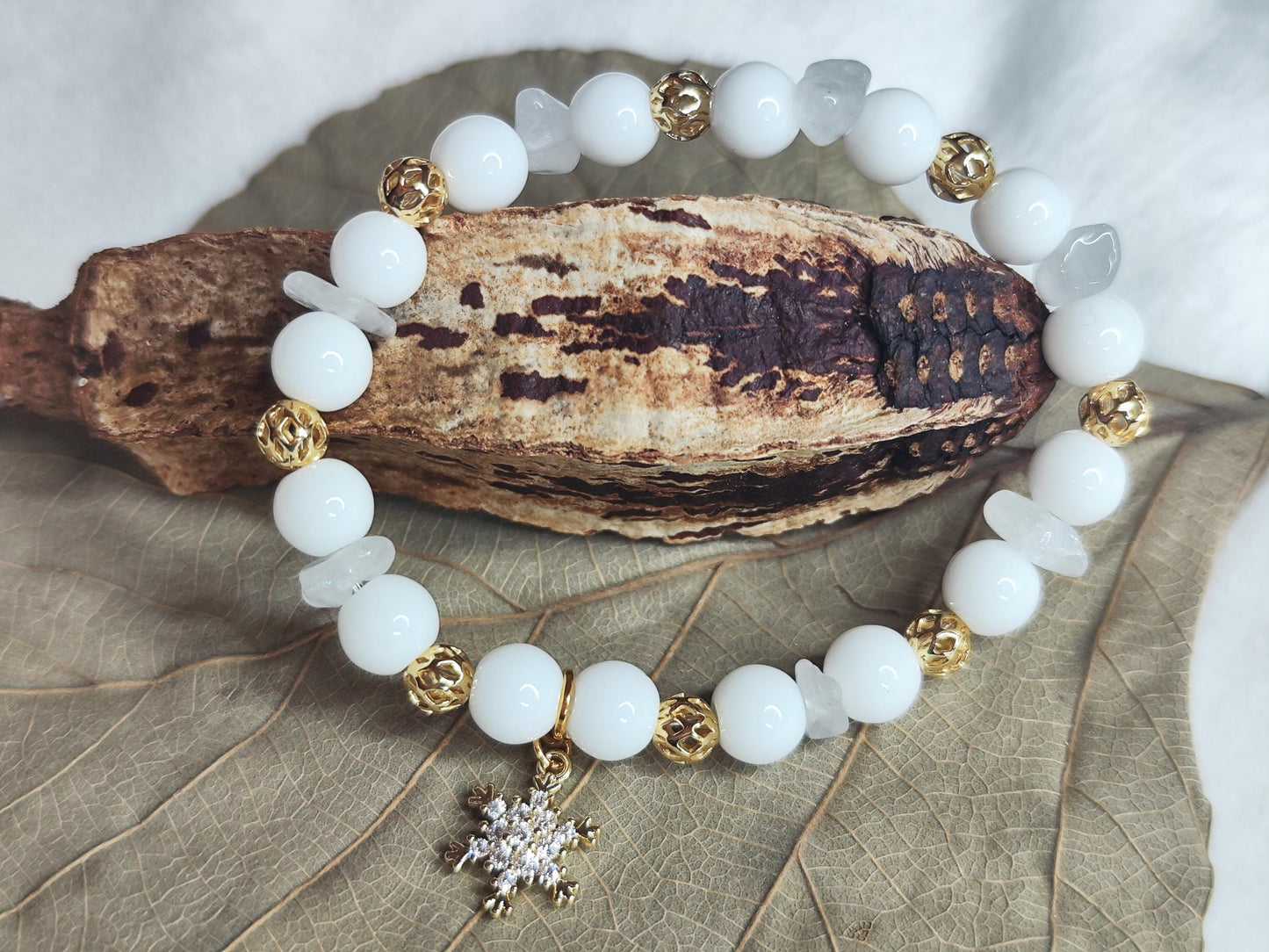 Winter Armband Weißer Achat & Bergkristall | 18k vergoldet | Schneeflocke Charm | Geschenk | Edelsteinarmband handmade | Weiß Gold
