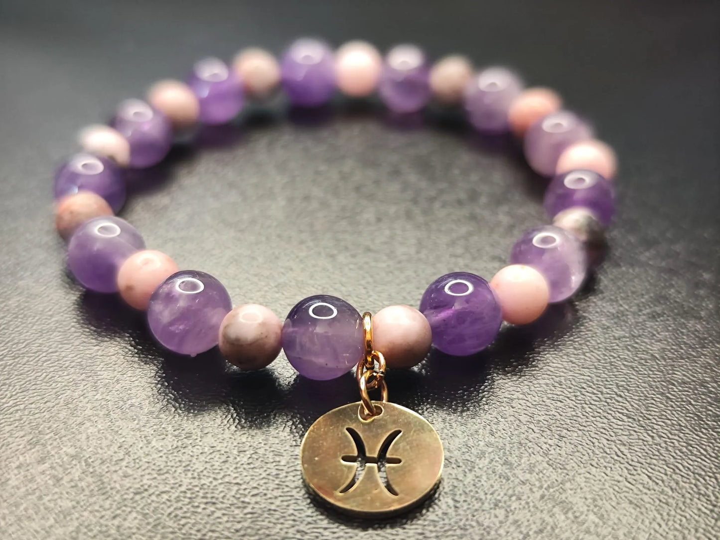 Handgemachtes Amethyst & Zebra Jaspis Armband mit 18k vergoldetem Sternzeichen-Anhänger (Fische) – Edelstein Schmuck