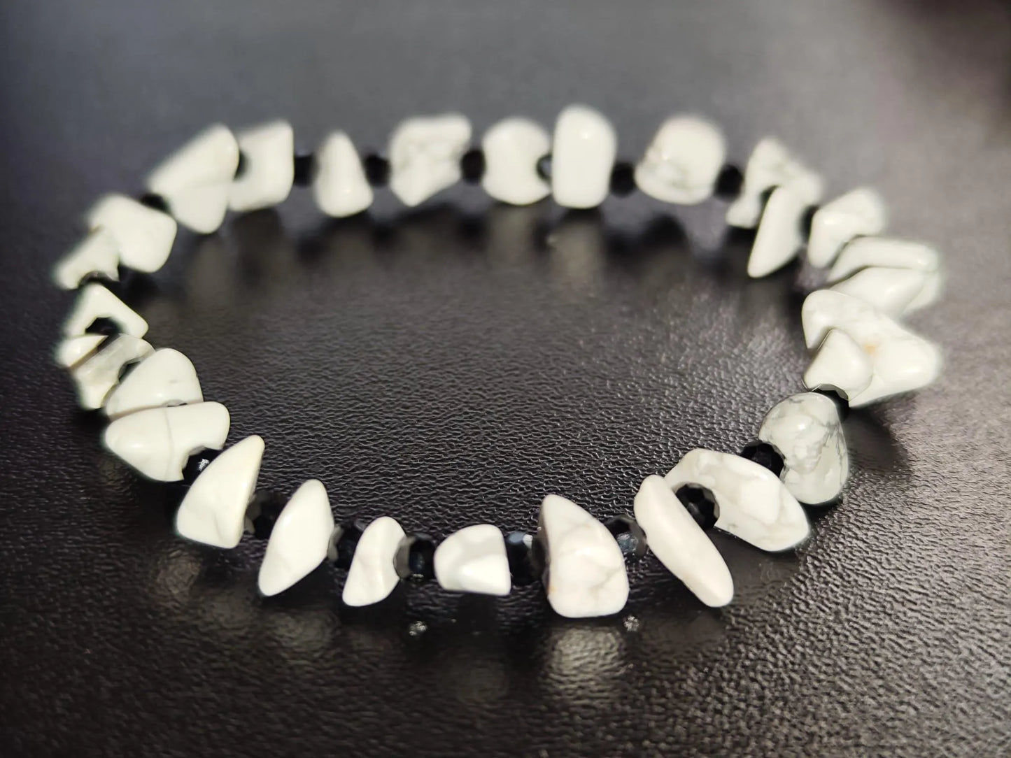 Howlith Damen – Armband  | Handgemacht | Weiß Schwarz Edelsteinschmuck | Geschenkidee Boho Stil