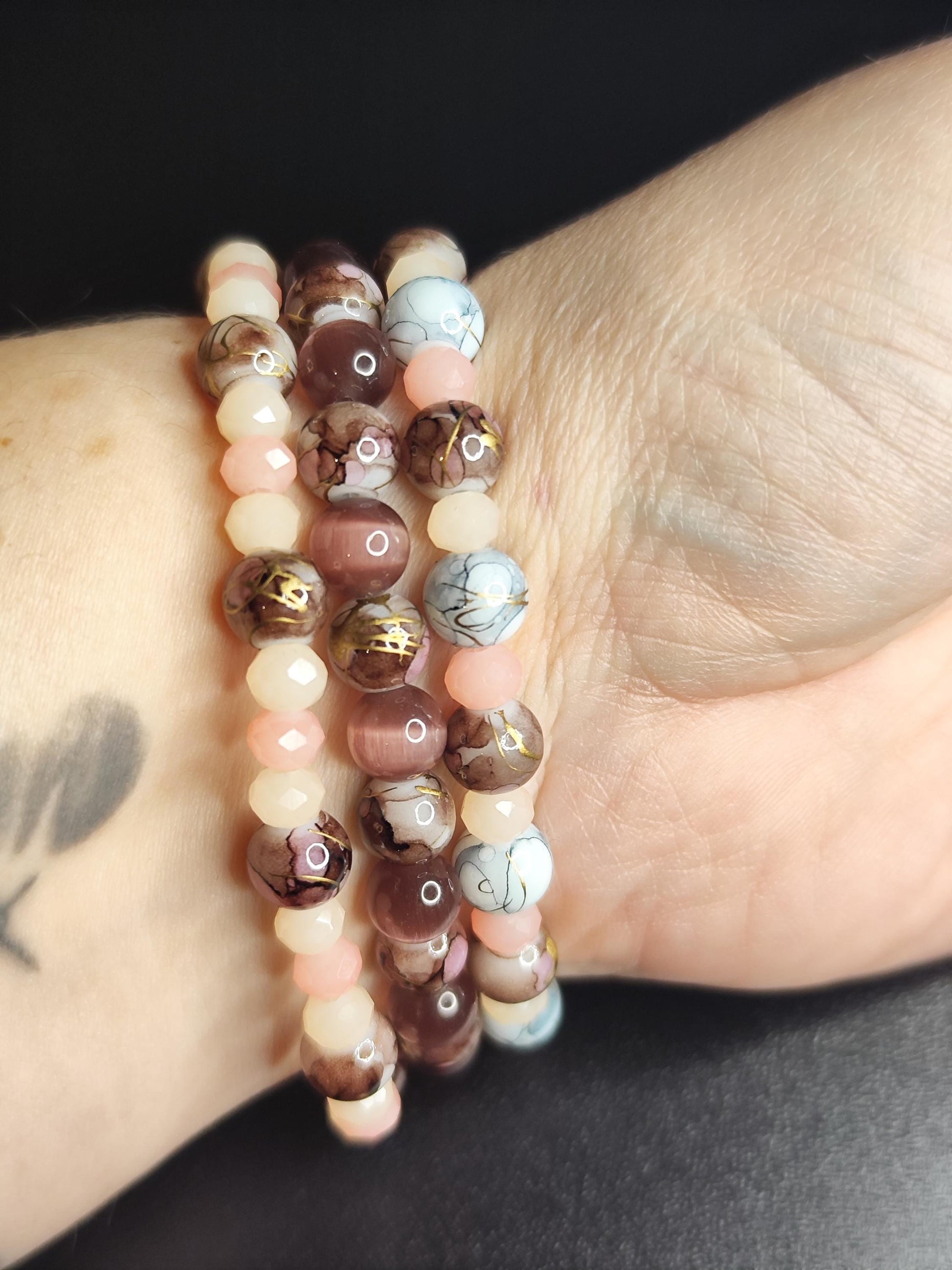 3er Set Glasperlenarmbänder – Rosa/Braun Pastell – Handgemacht – Elastisch – 16 cm – Elegante Perlenarmbänder – Geschenk für Frauen