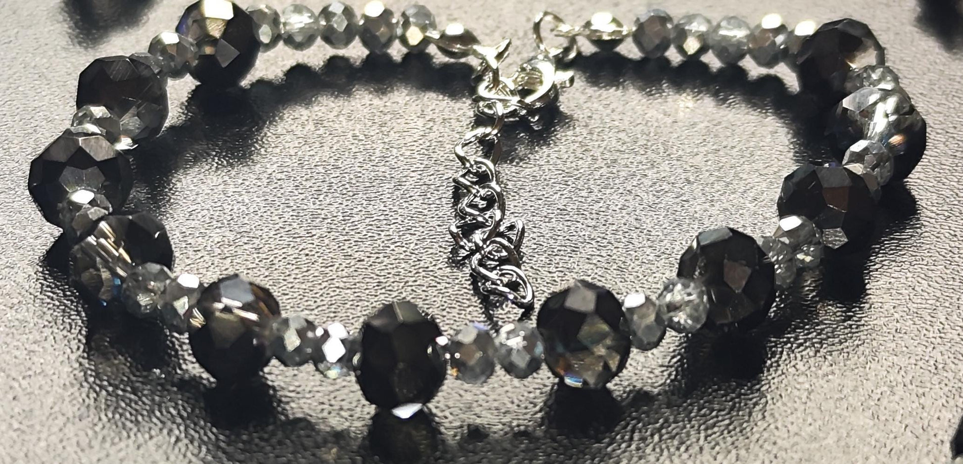 Elegantes Armband aus Glasschliffperlen | Bronze-Violett & Diamantoptik | Verstellbar 16–22 cm | Mit Edelsteinverschluss | Handgemacht |